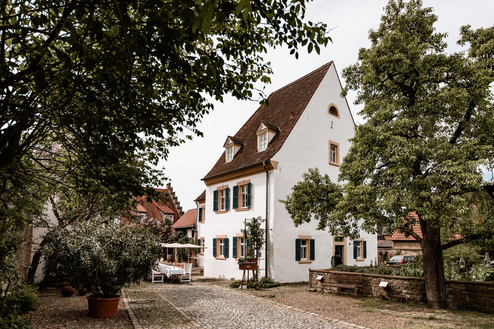 Hochzeit im Freien in der Villa Sommerach bei Würzburg. Hochzeitsbilder vom Hochzeitsfotograf Axel Link