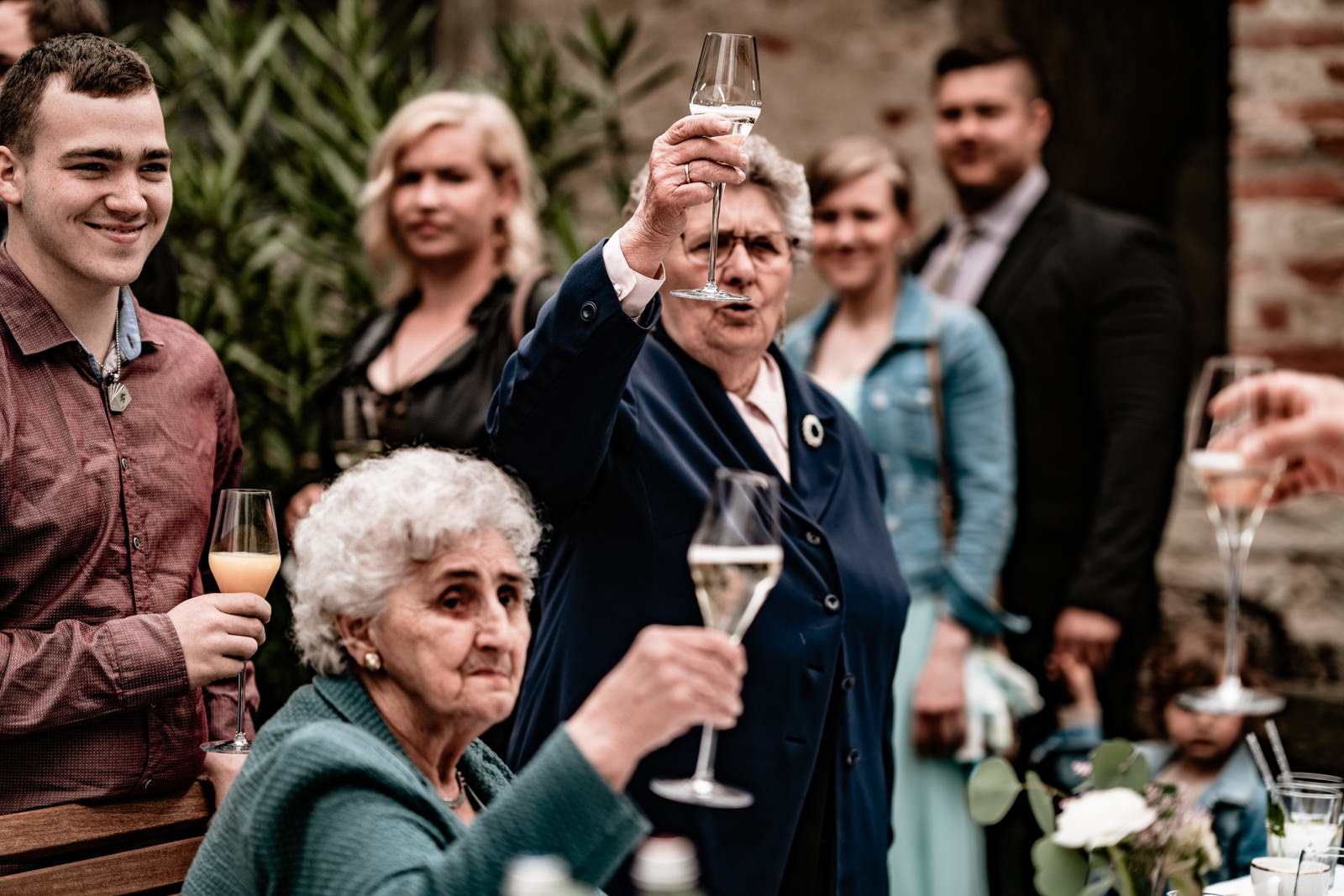 Hochzeit im Freien in der Villa Sommerach bei Würzburg. Hochzeitsbilder vom Hochzeitsfotograf Axel Link