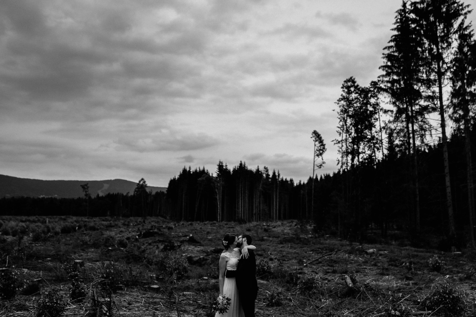 Hochzeitsfotograf Axel Link aus Wuerzburg war für eine freie Trauung outdoor im bayerischen Wald bei Regensburg.