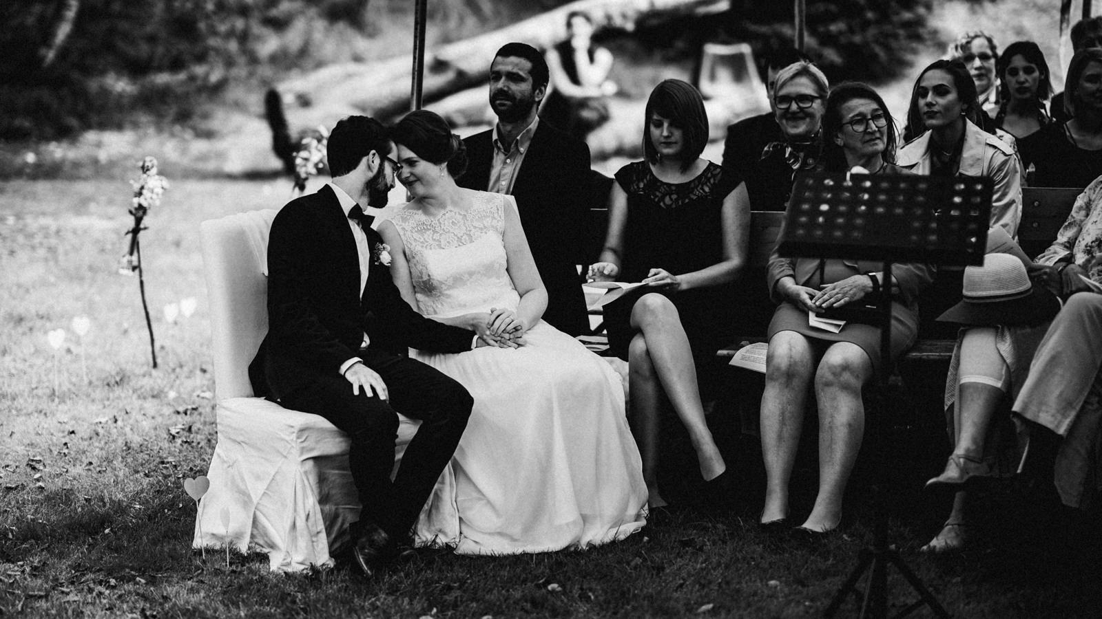 Hochzeitsfotograf Axel Link aus Wuerzburg war für eine freie Trauung outdoor im bayerischen Wald bei Regensburg.