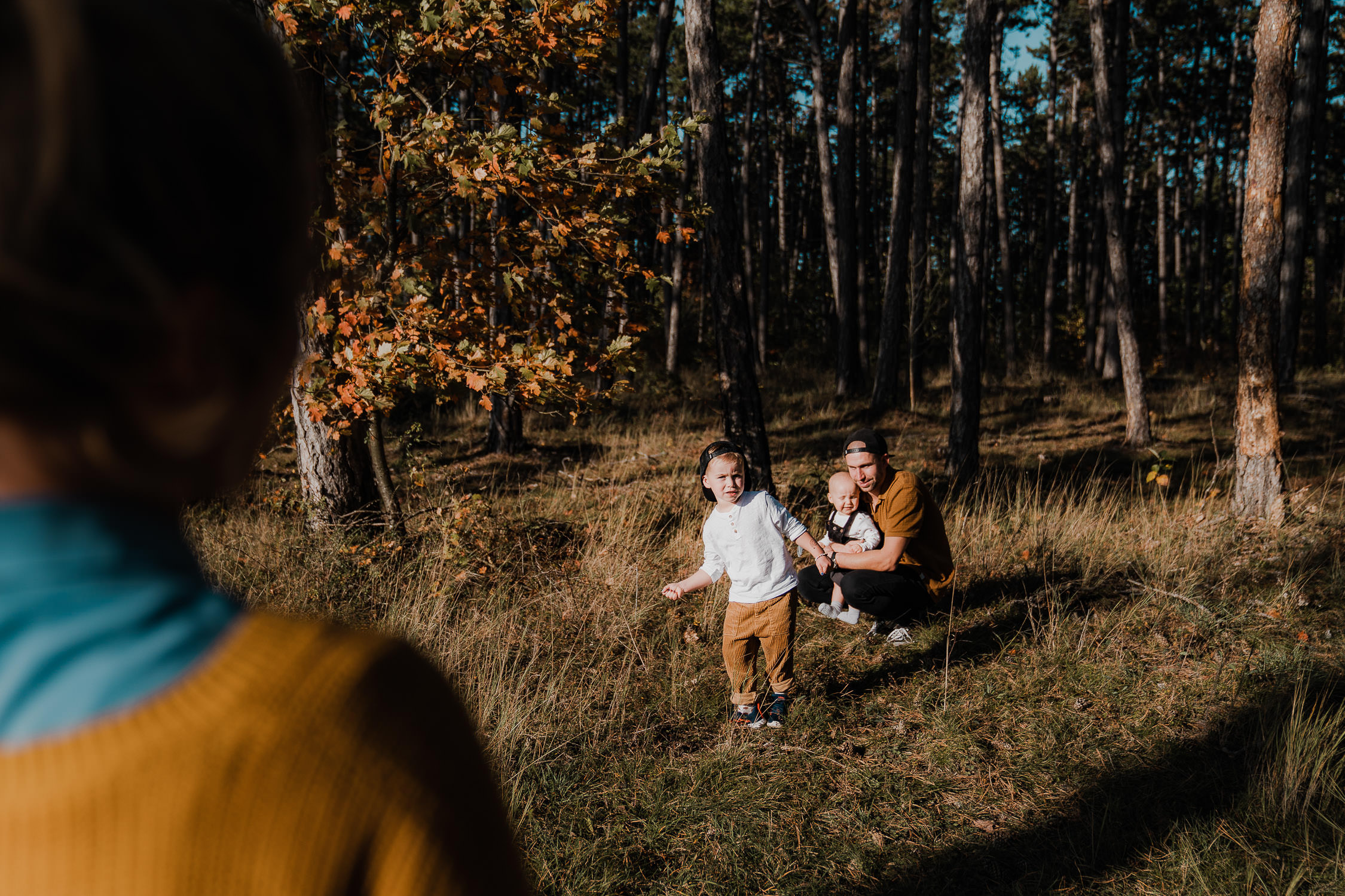 Familienfoto im Wald. Echt und ungestellt