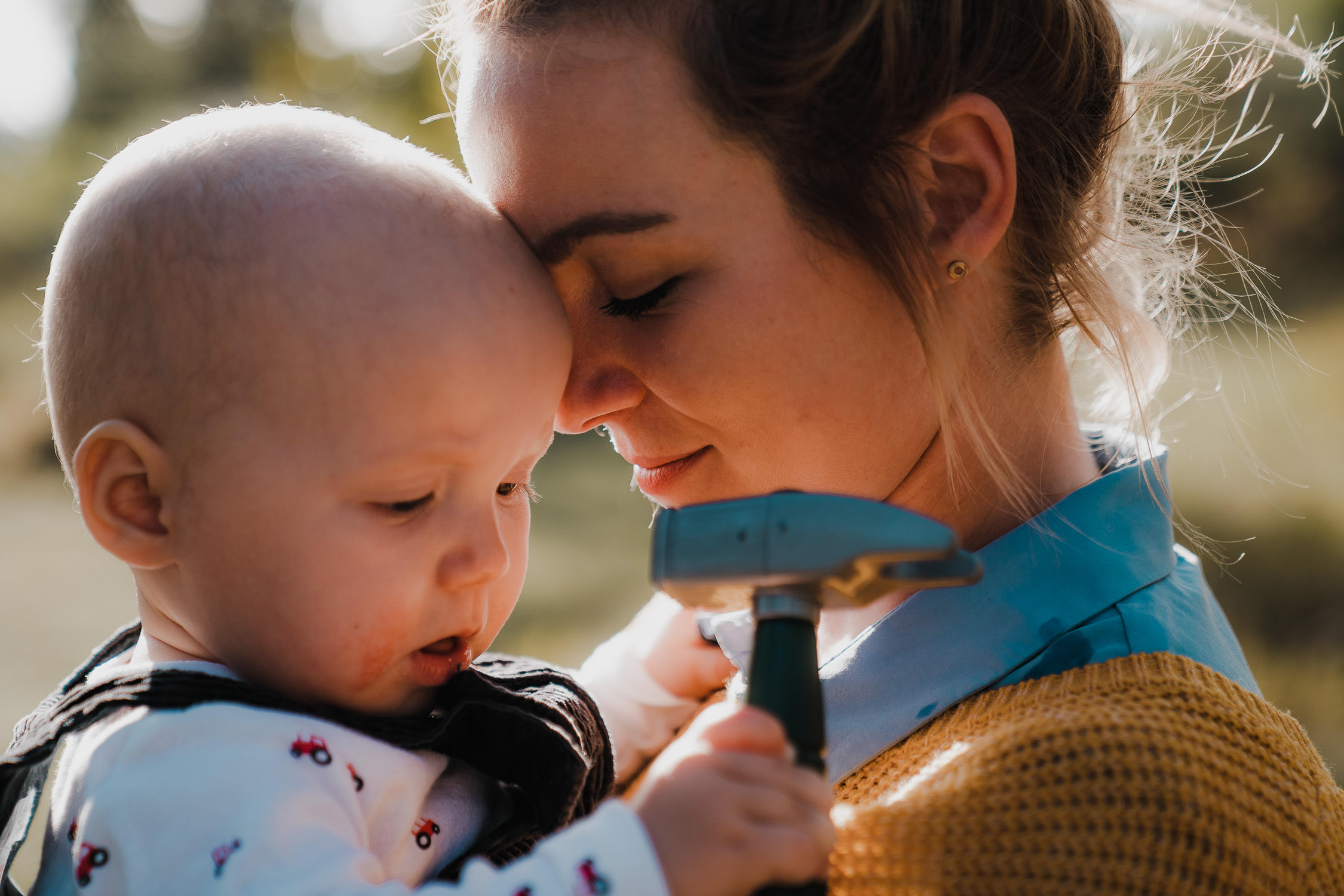 Familienfoto im Wald. Echt und ungestellt
