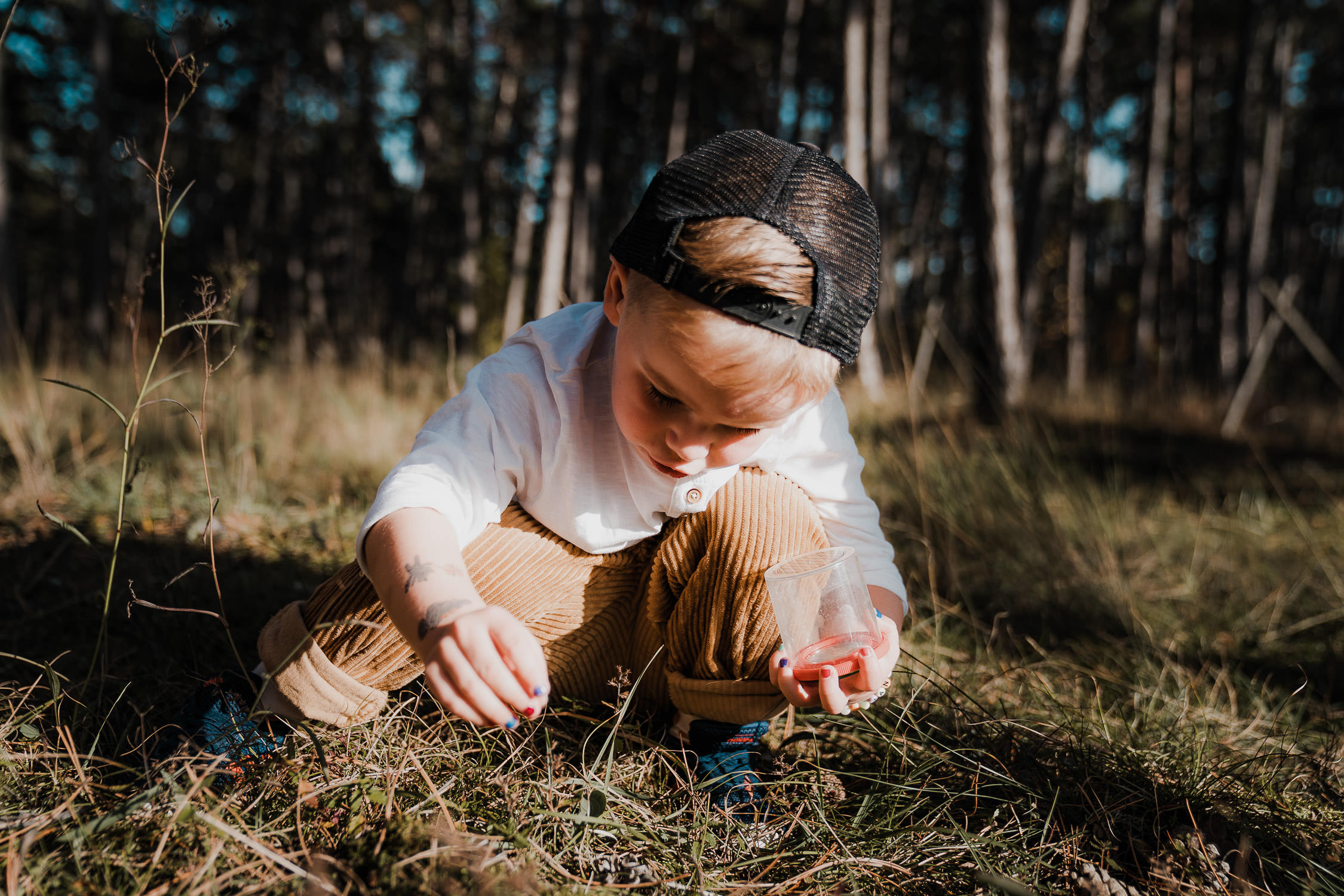 Familienfoto im Wald. Echt und ungestellt