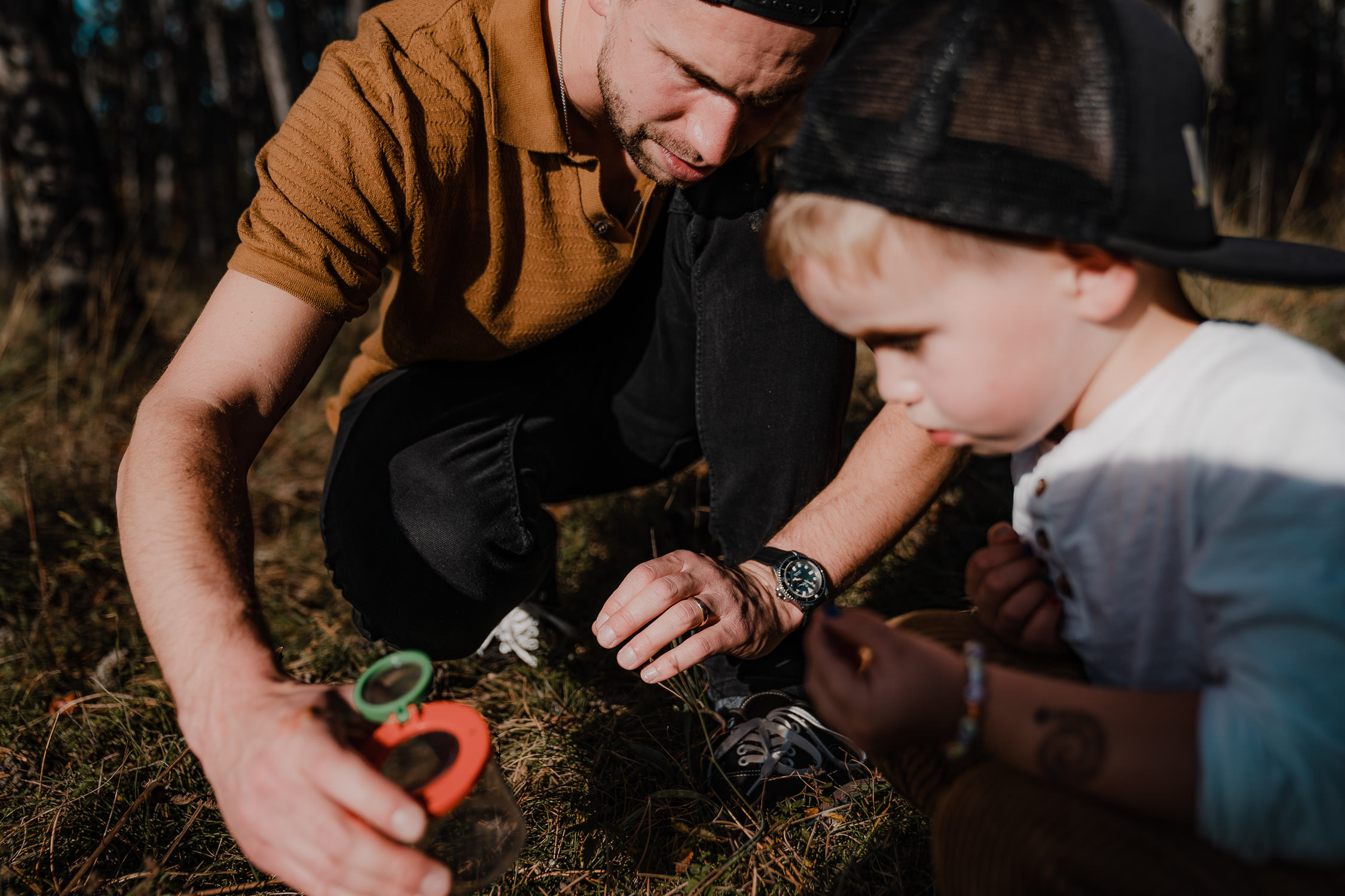 Familienfoto im Wald. Echt und ungestellt