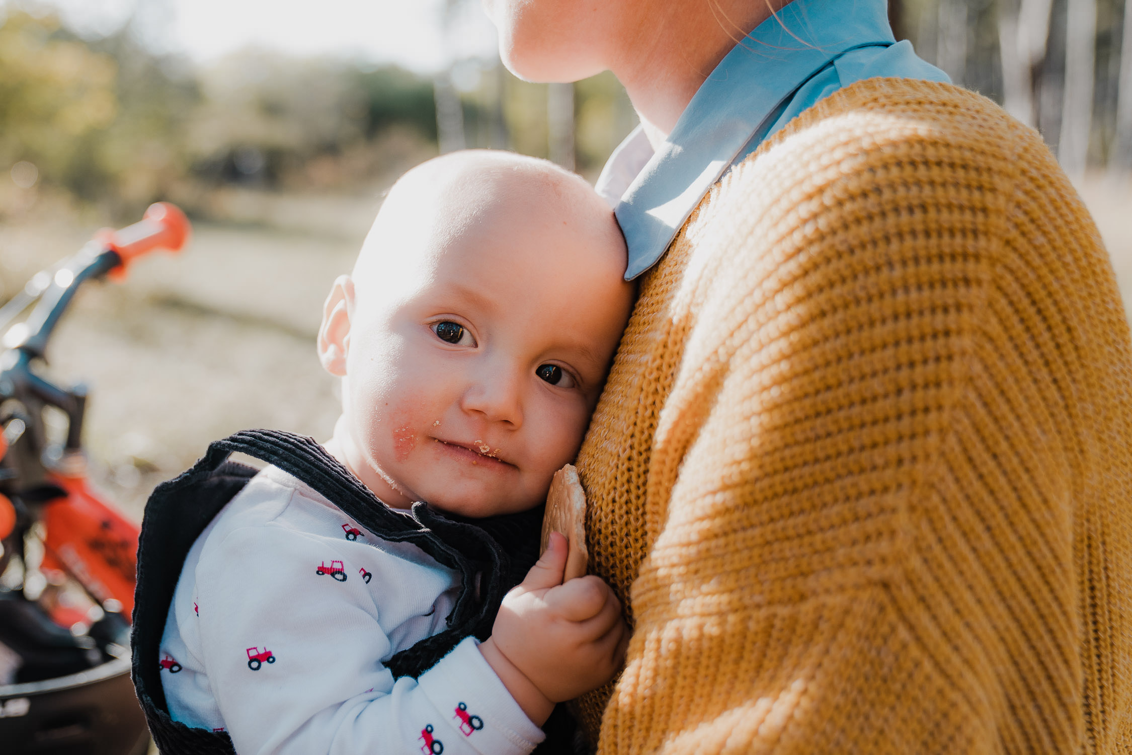 Familienfoto im Wald. Echt und ungestellt