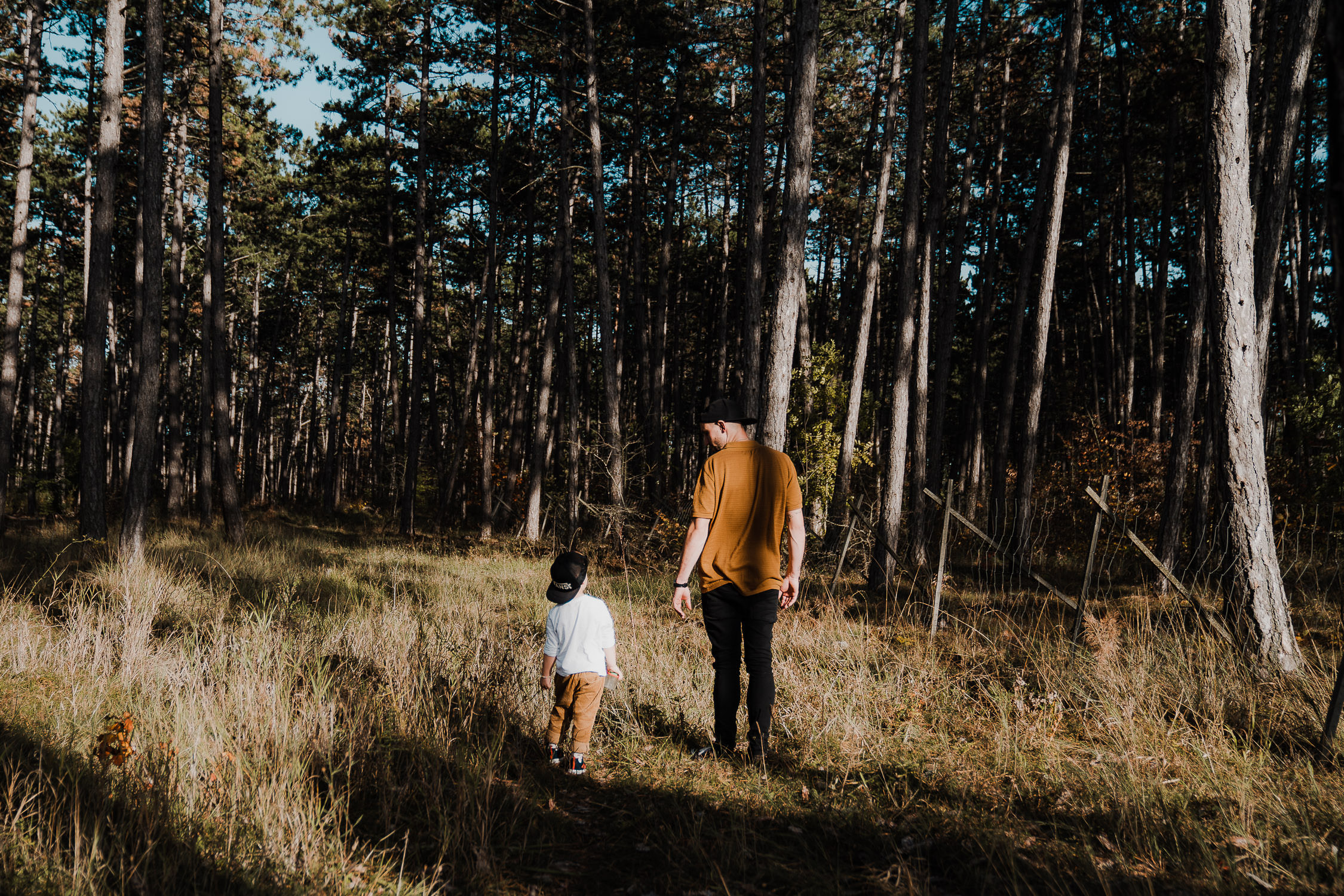 Familienfoto im Wald. Echt und ungestellt