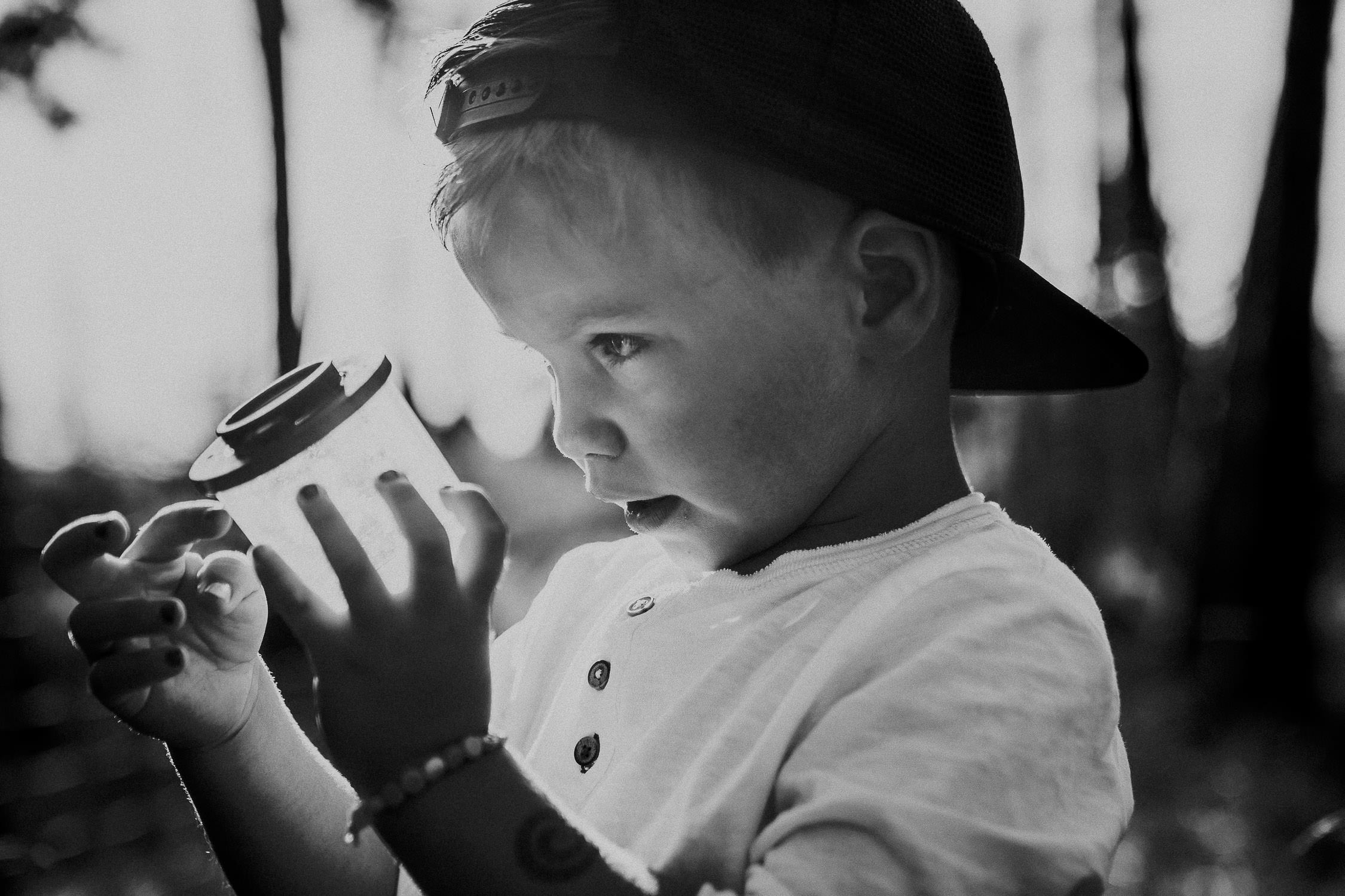 Familienfoto im Wald. Echt und ungestellt