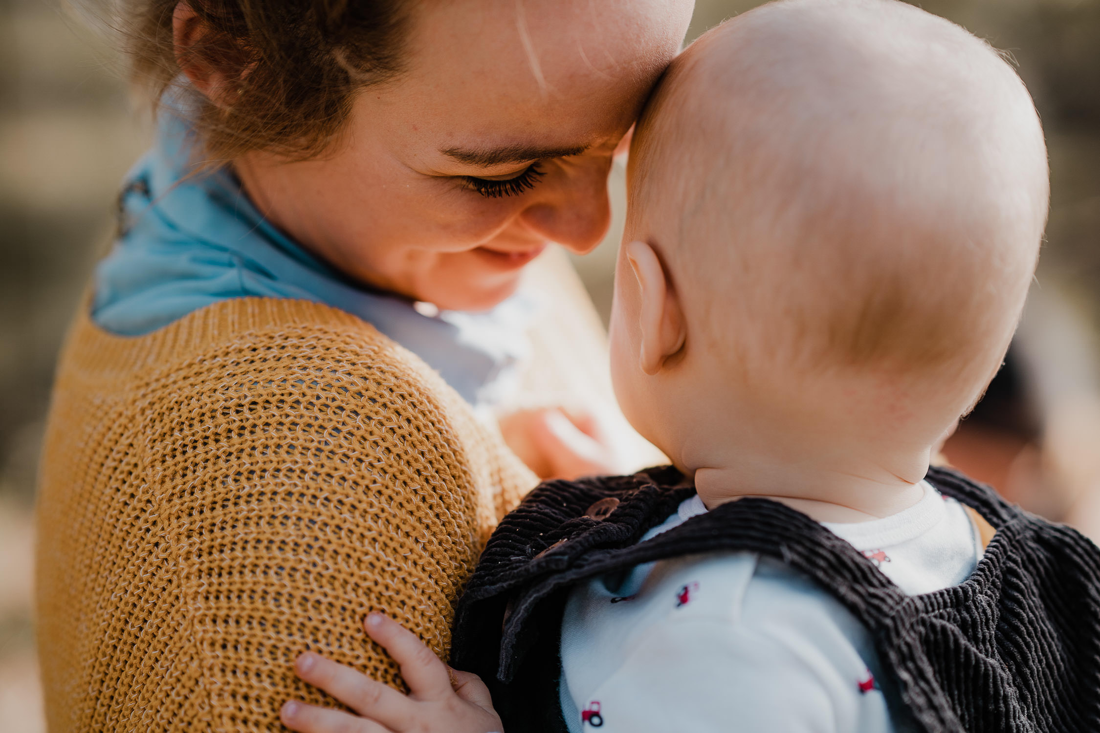 Familienfoto im Wald. Echt und ungestellt