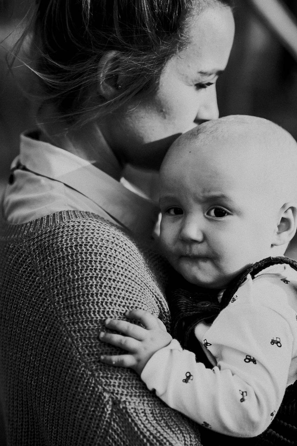 Familienfoto im Wald. Echt und ungestellt