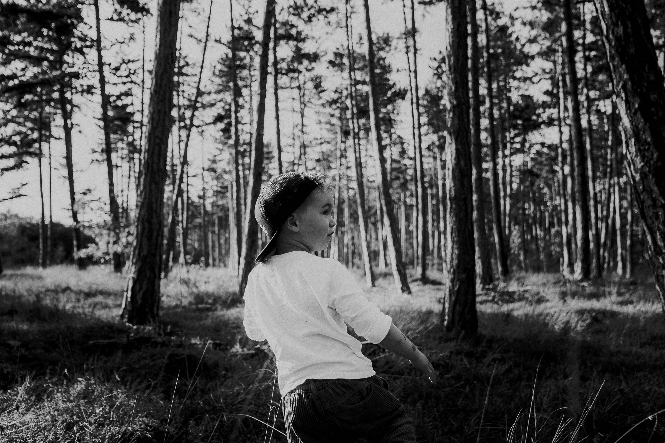 Familienfoto im Wald. Echt und ungestellt