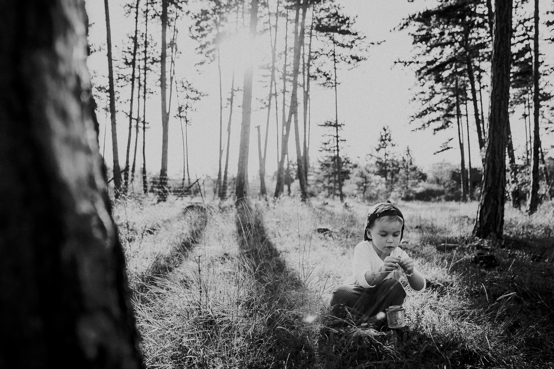 Familienfoto im Wald. Echt und ungestellt