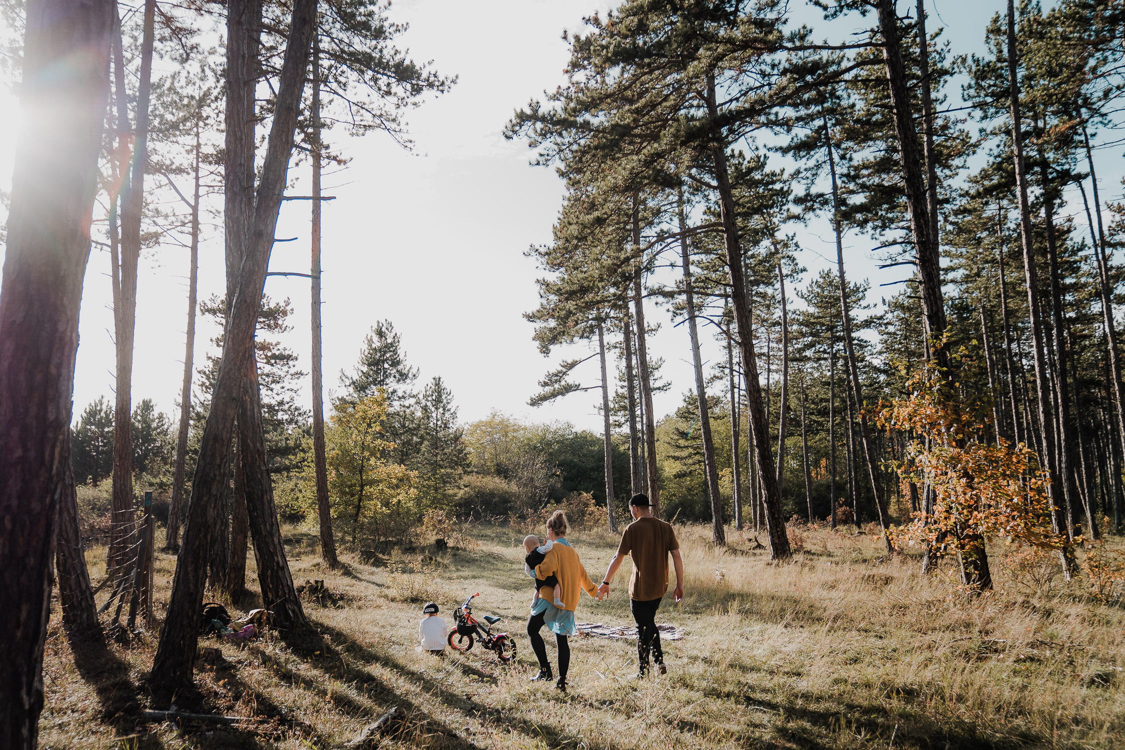 Familienfoto im Wald. Echt und ungestellt