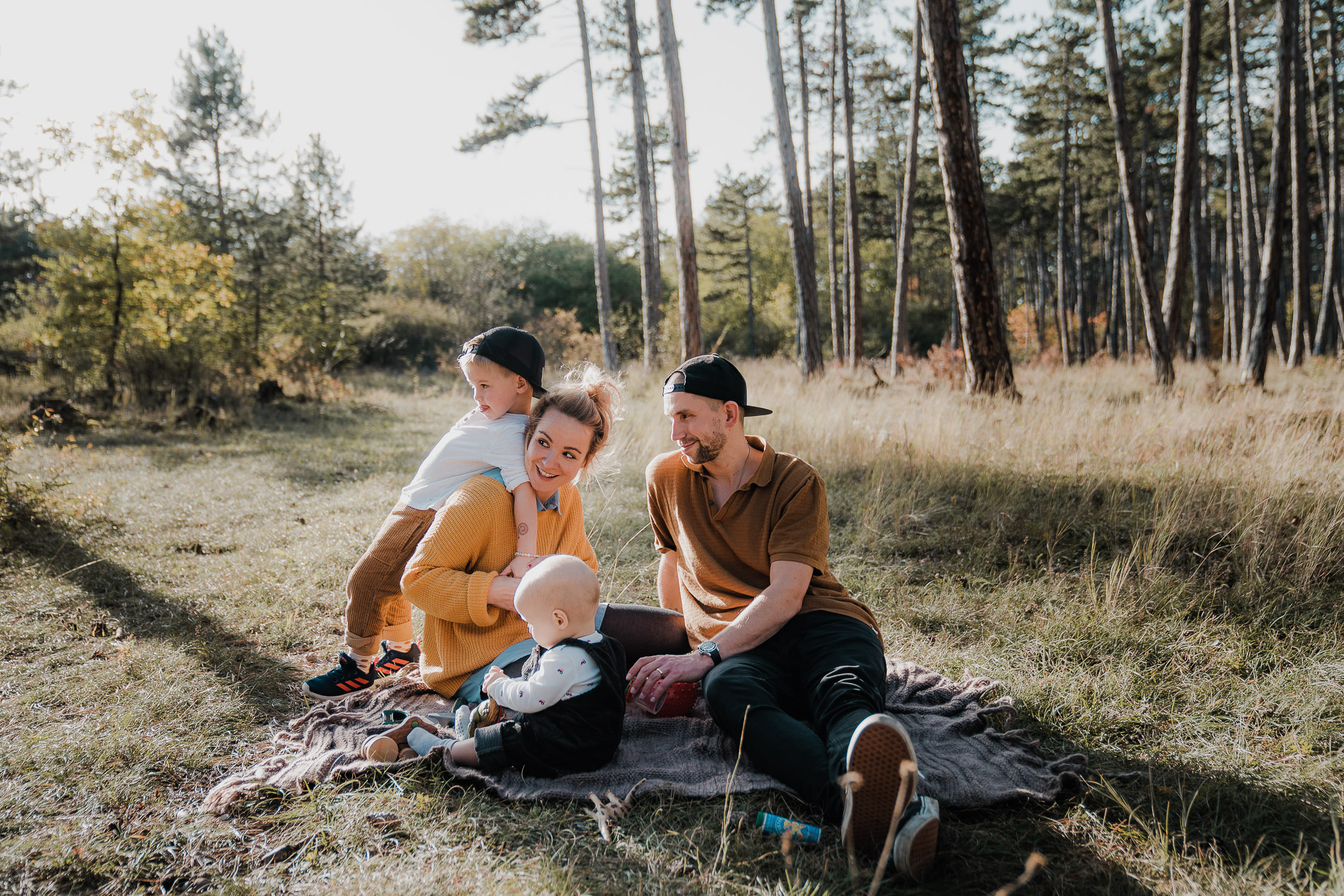 Familienfoto im Wald. Echt und ungestellt