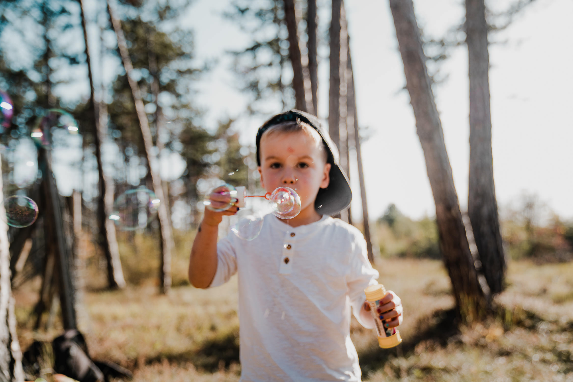 Familienfoto im Wald. Echt und ungestellt