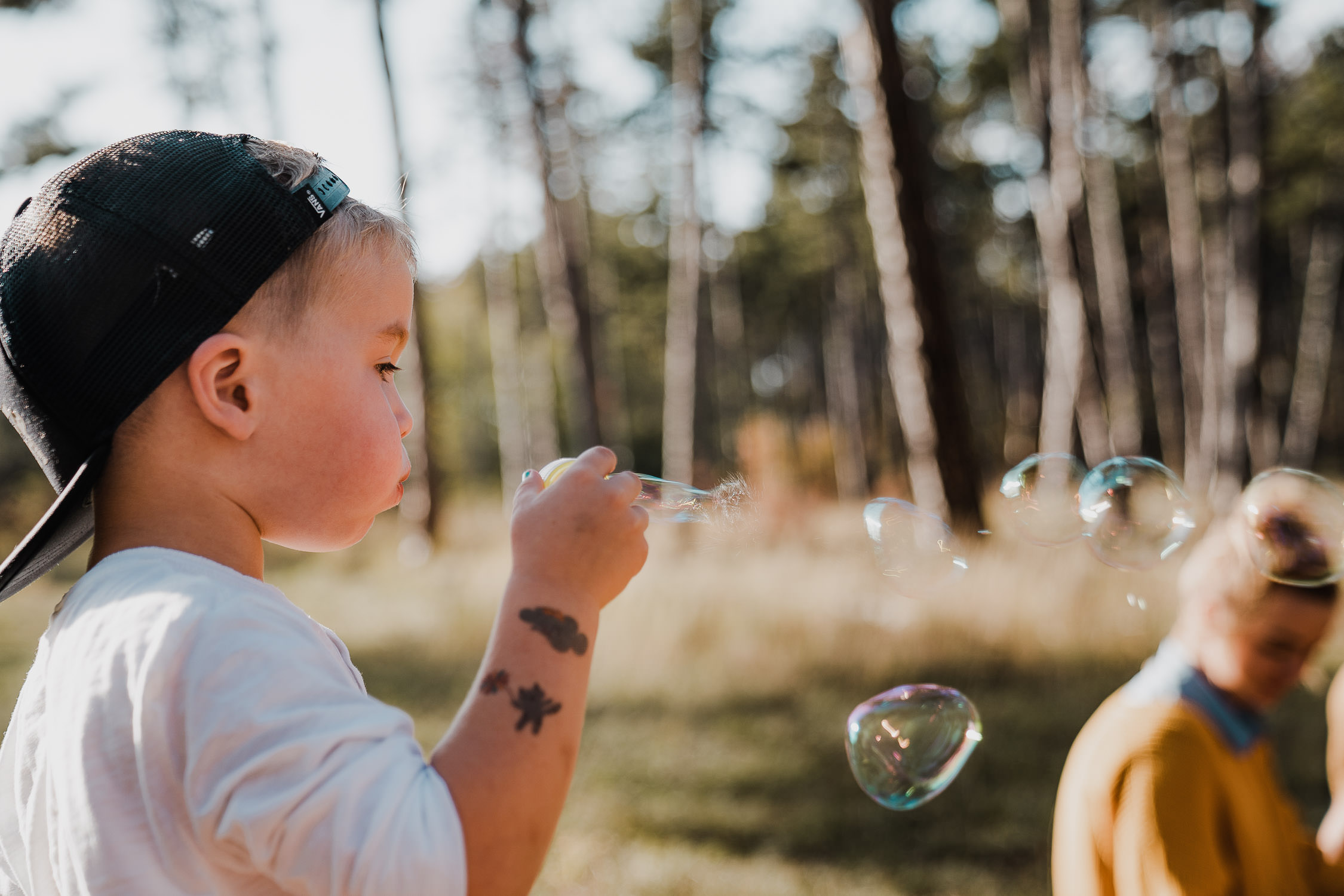Familienfoto im Wald. Echt und ungestellt
