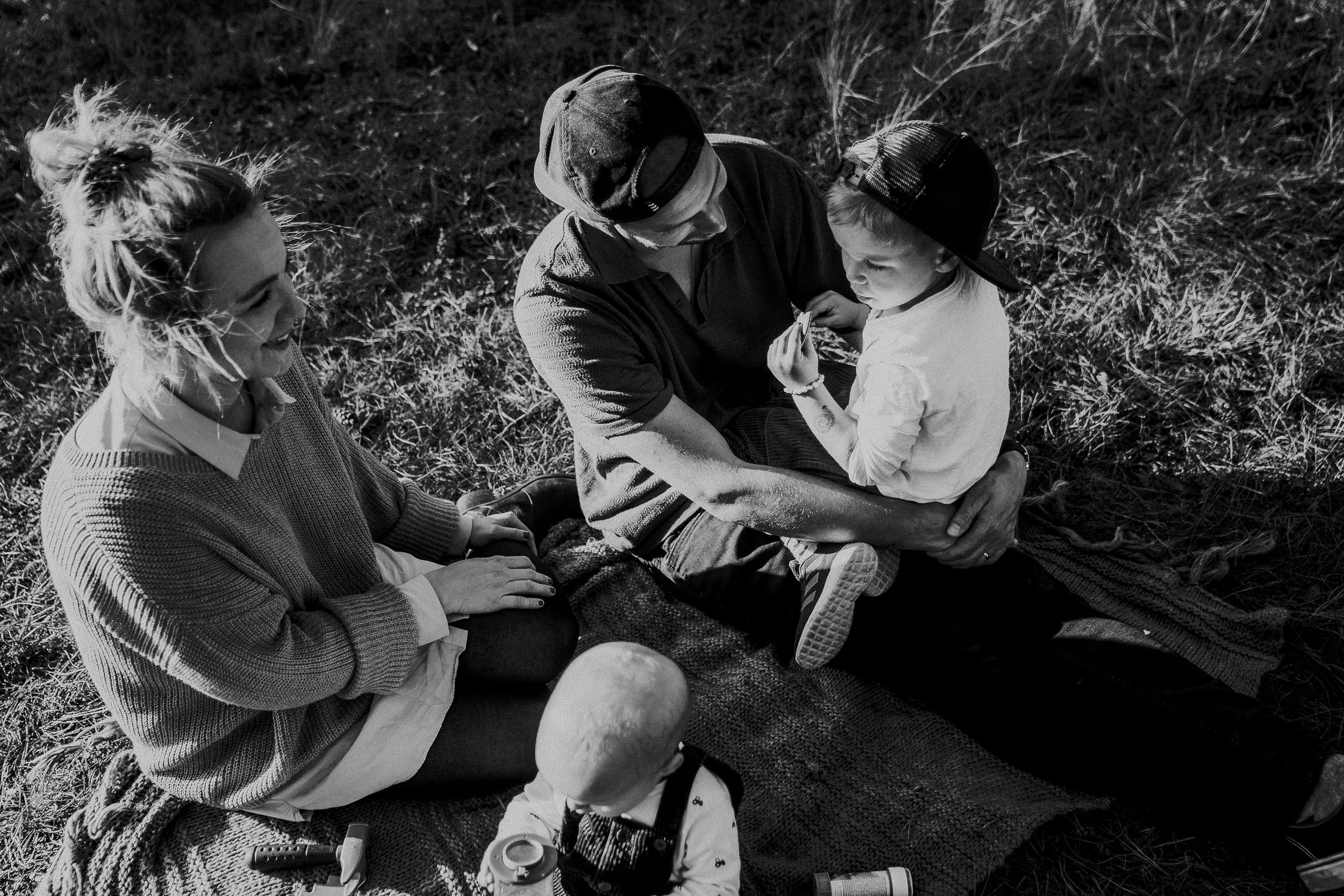 Familienfoto im Wald. Echt und ungestellt