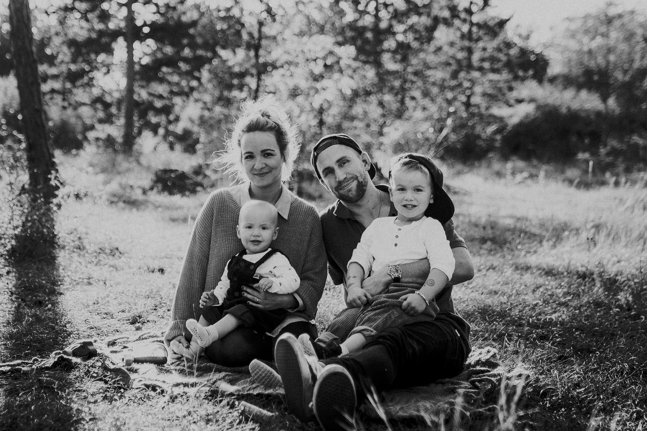 Familienfoto im Wald. Echt und ungestellt