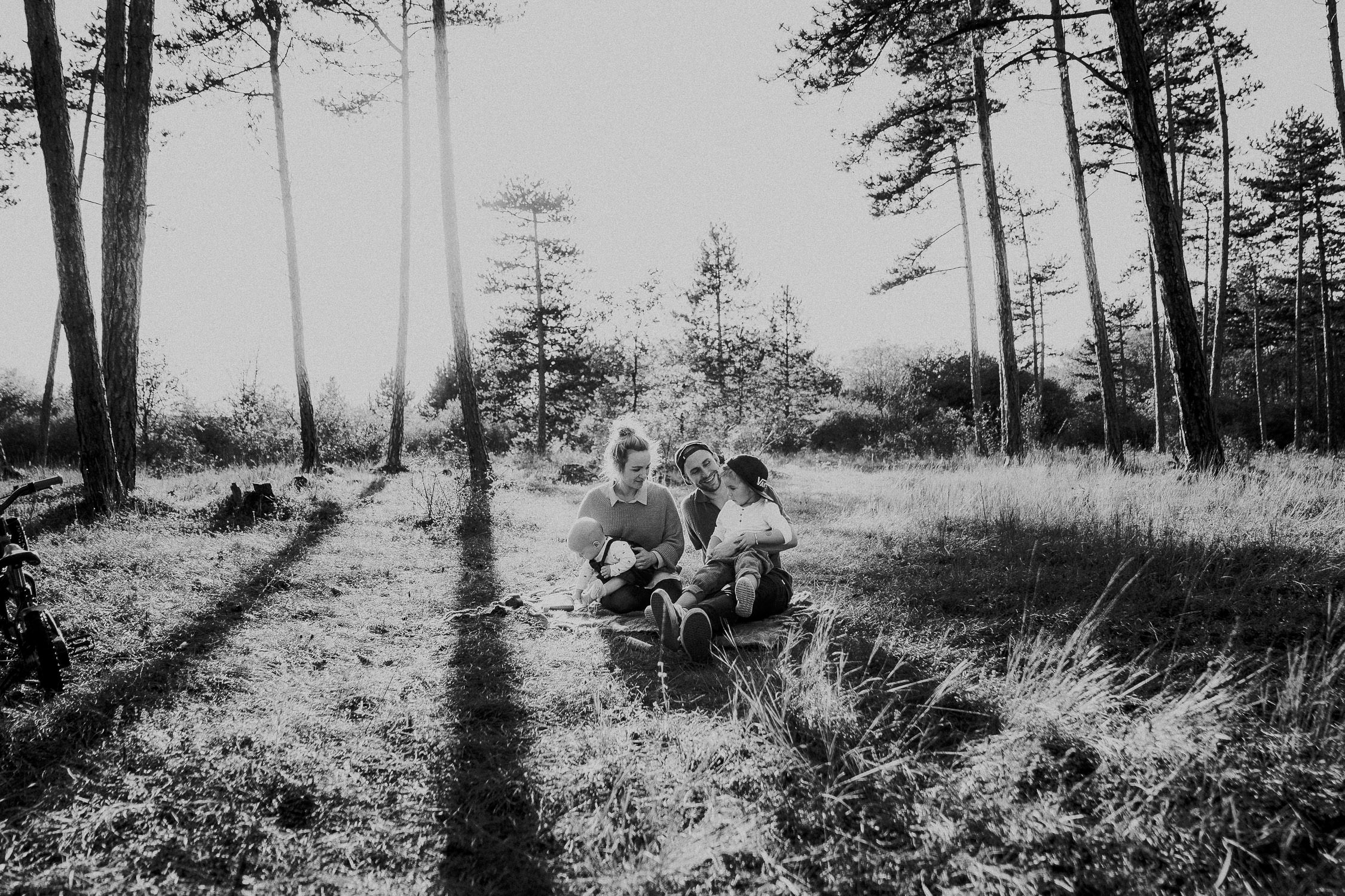 Familienfoto im Wald. Echt und ungestellt