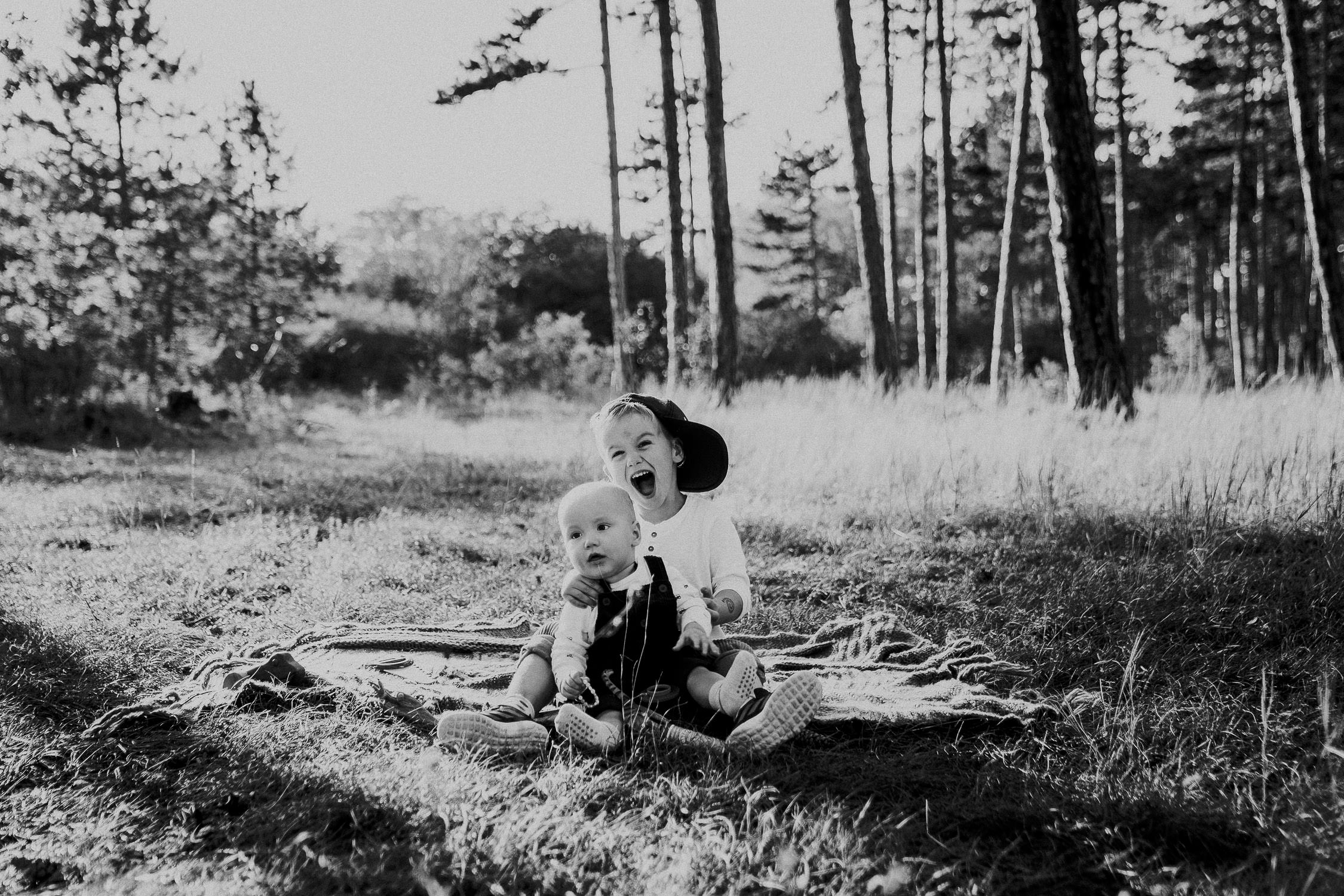 Familienfoto im Wald. Echt und ungestellt