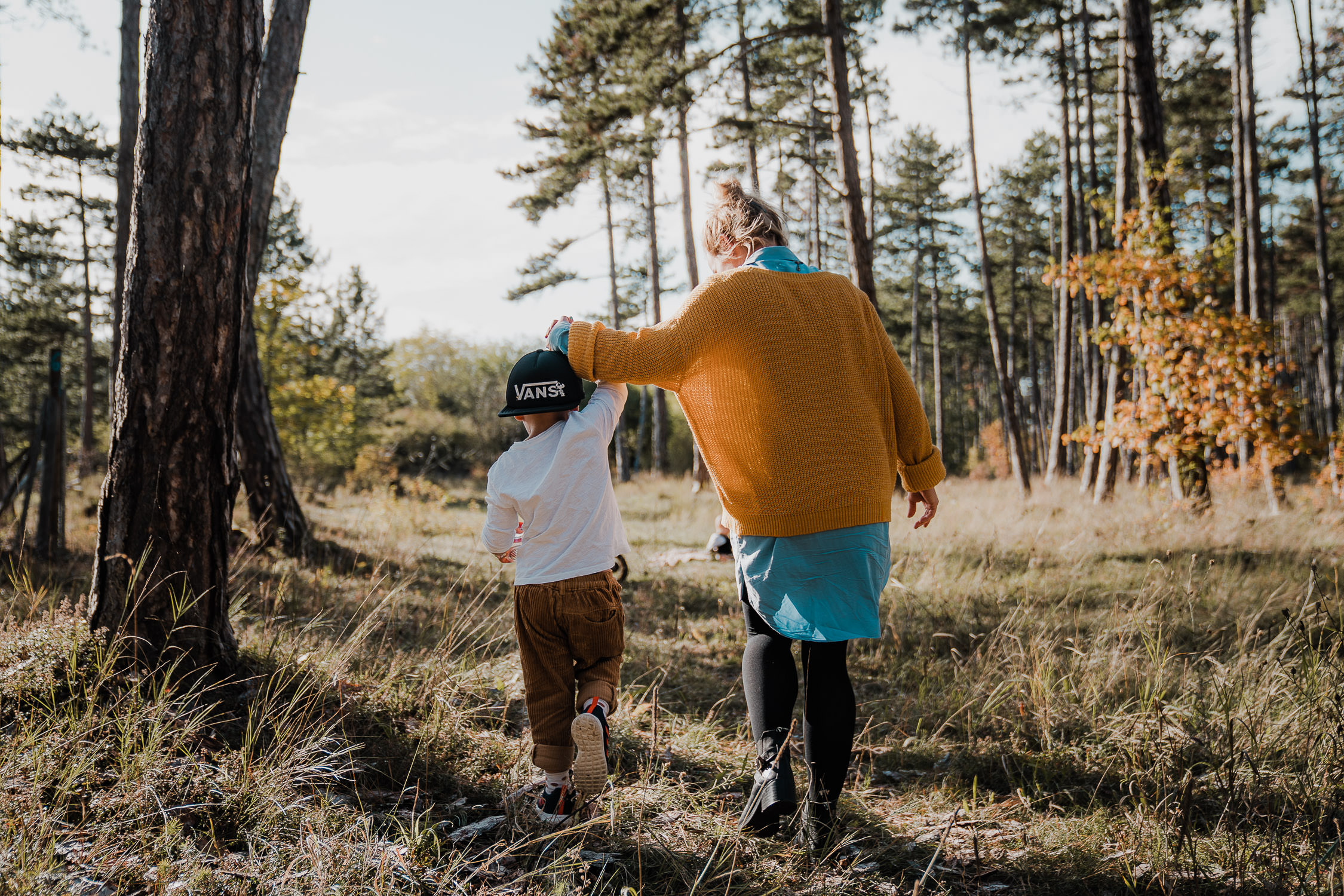 Familienfoto im Wald. Echt und ungestellt