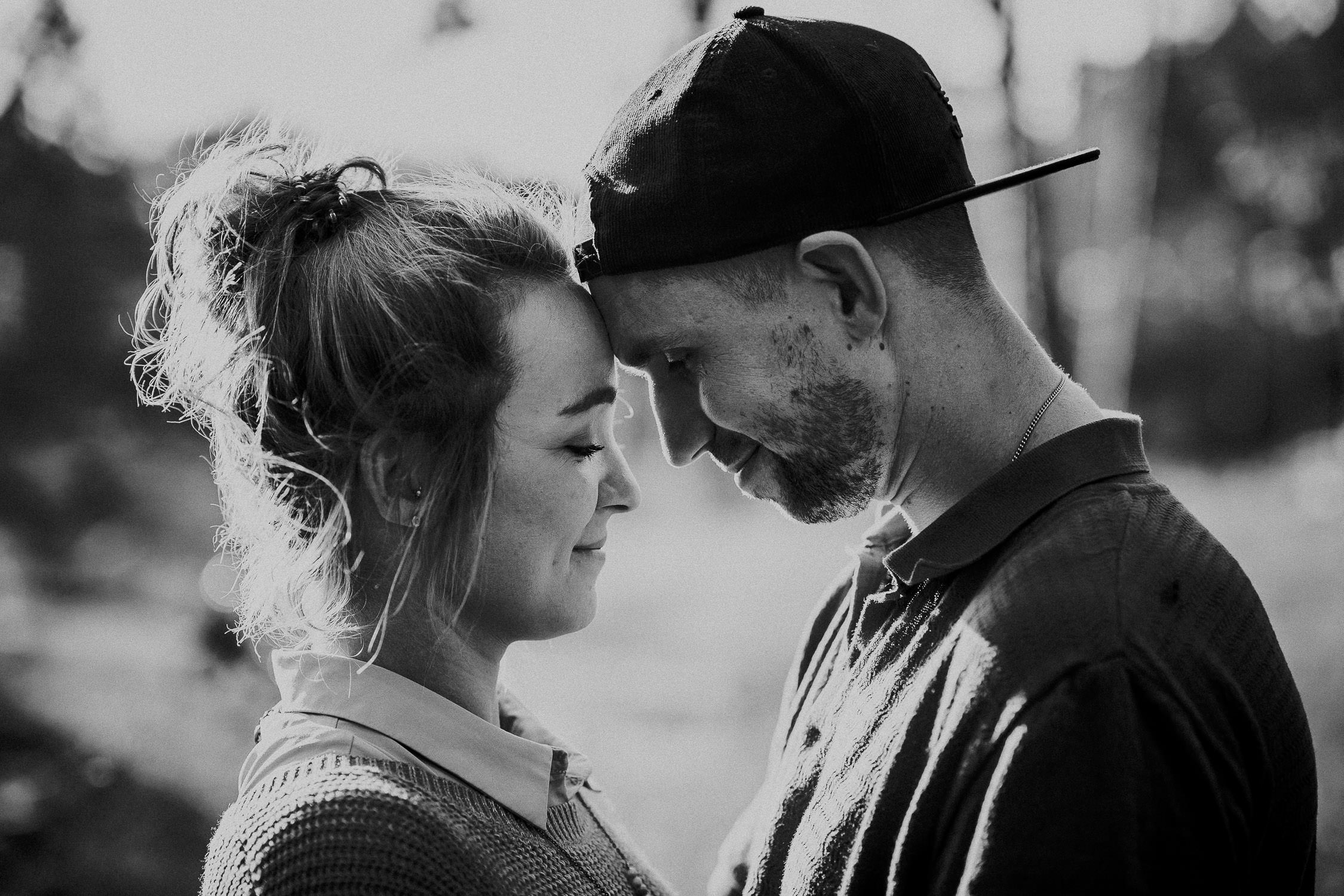 Familienfoto im Wald. Echt und ungestellt