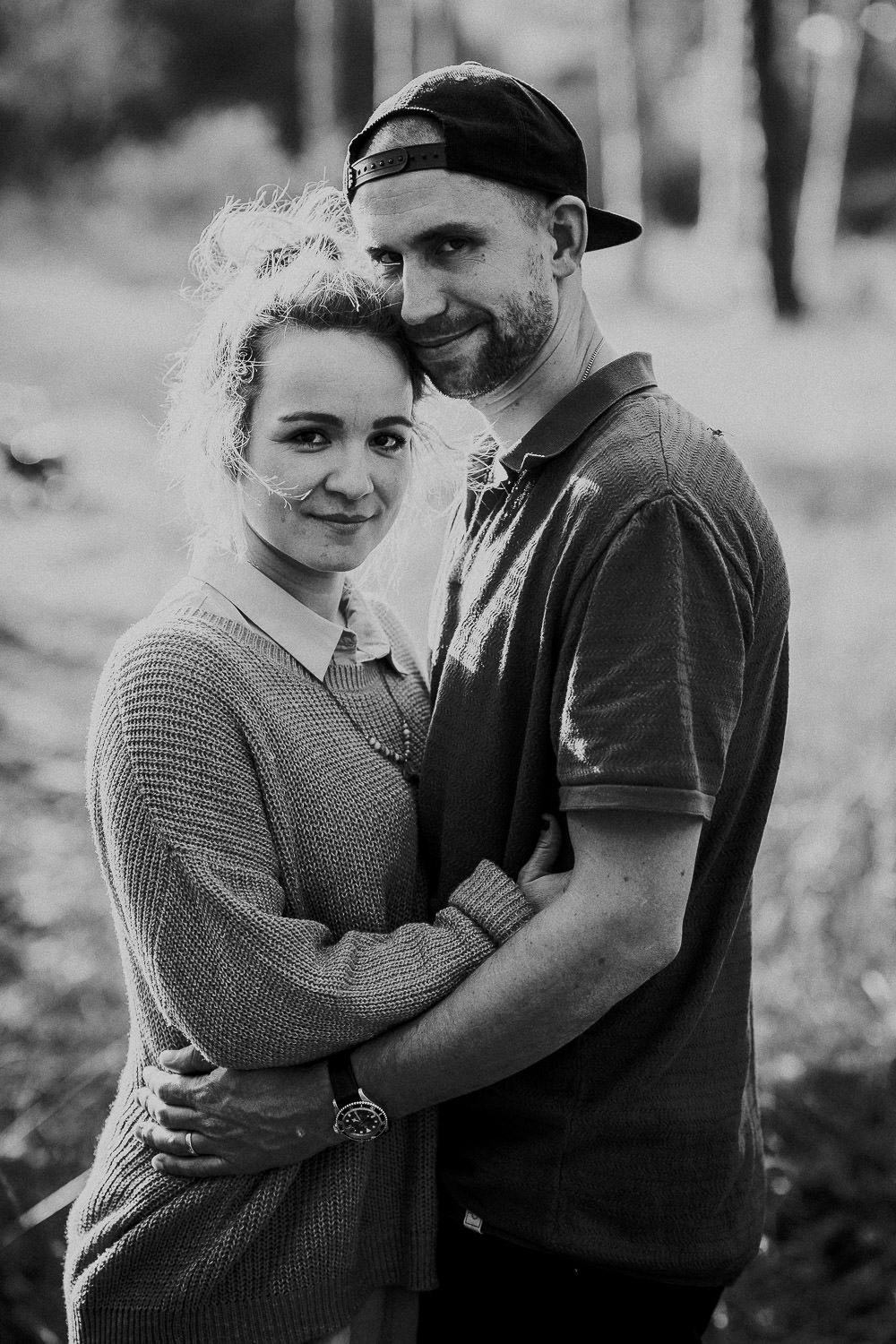 Familienfoto im Wald. Echt und ungestellt