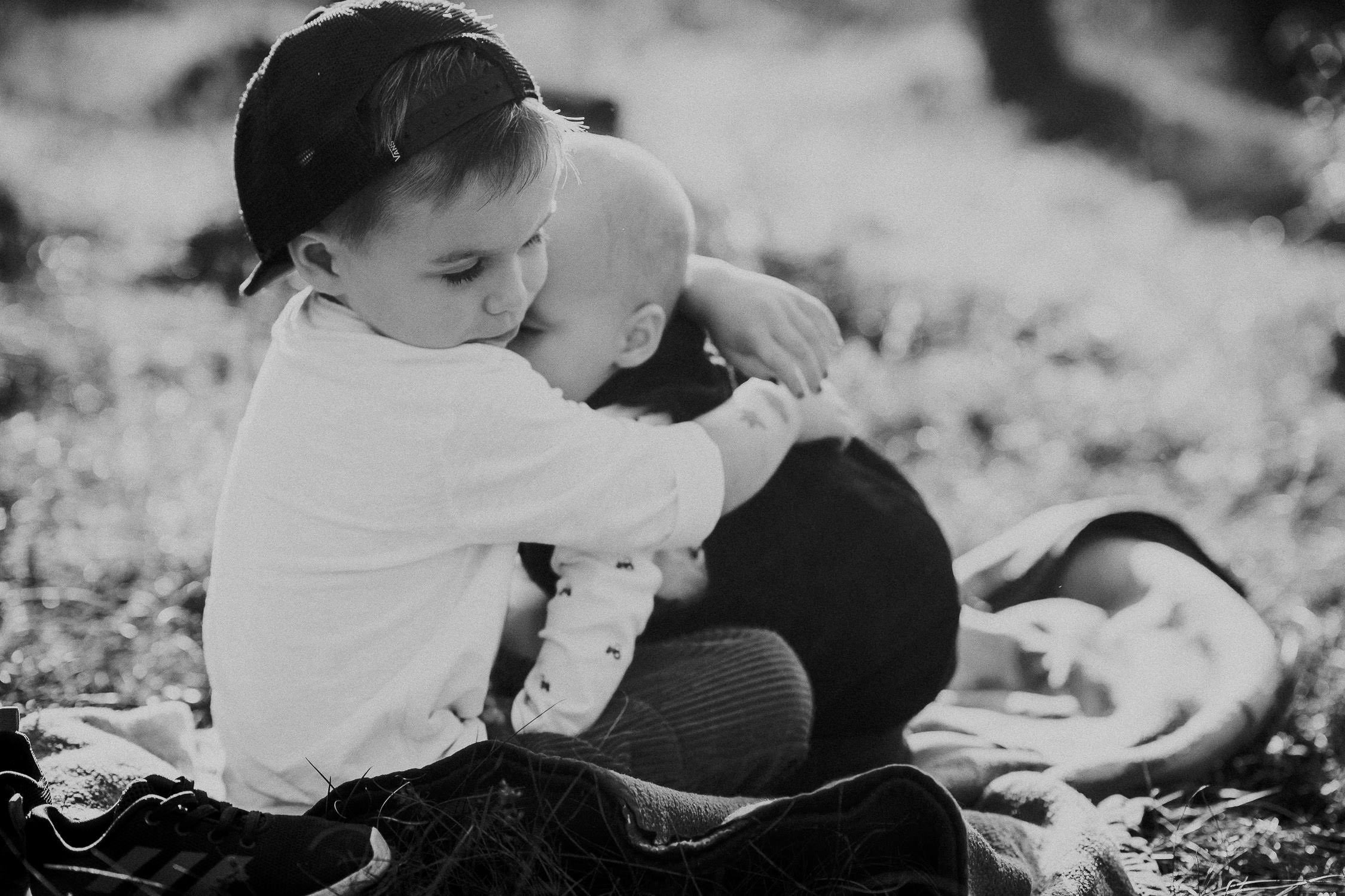 Familienfoto im Wald. Echt und ungestellt