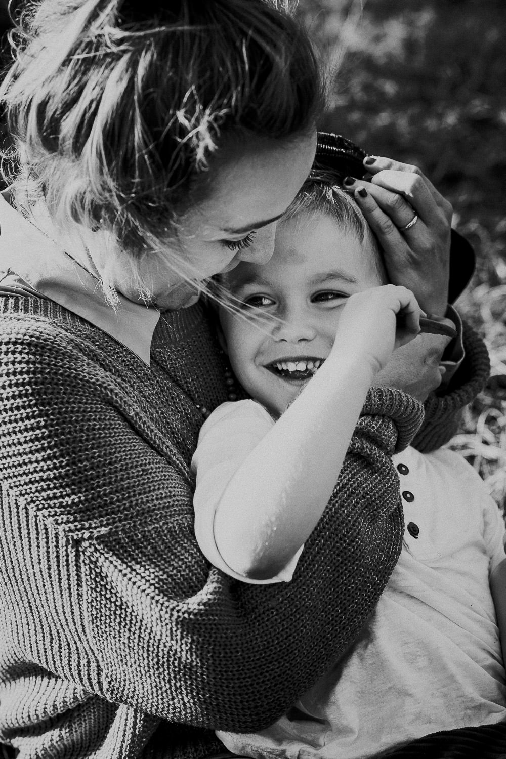 Familienfoto im Wald. Echt und ungestellt