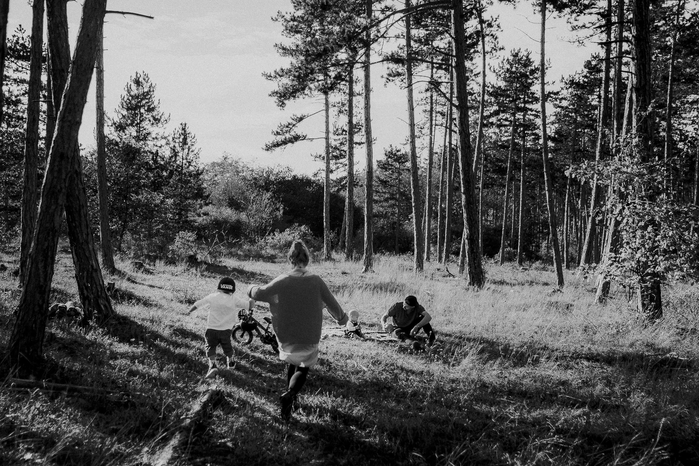 Familienfoto im Wald. Echt und ungestellt