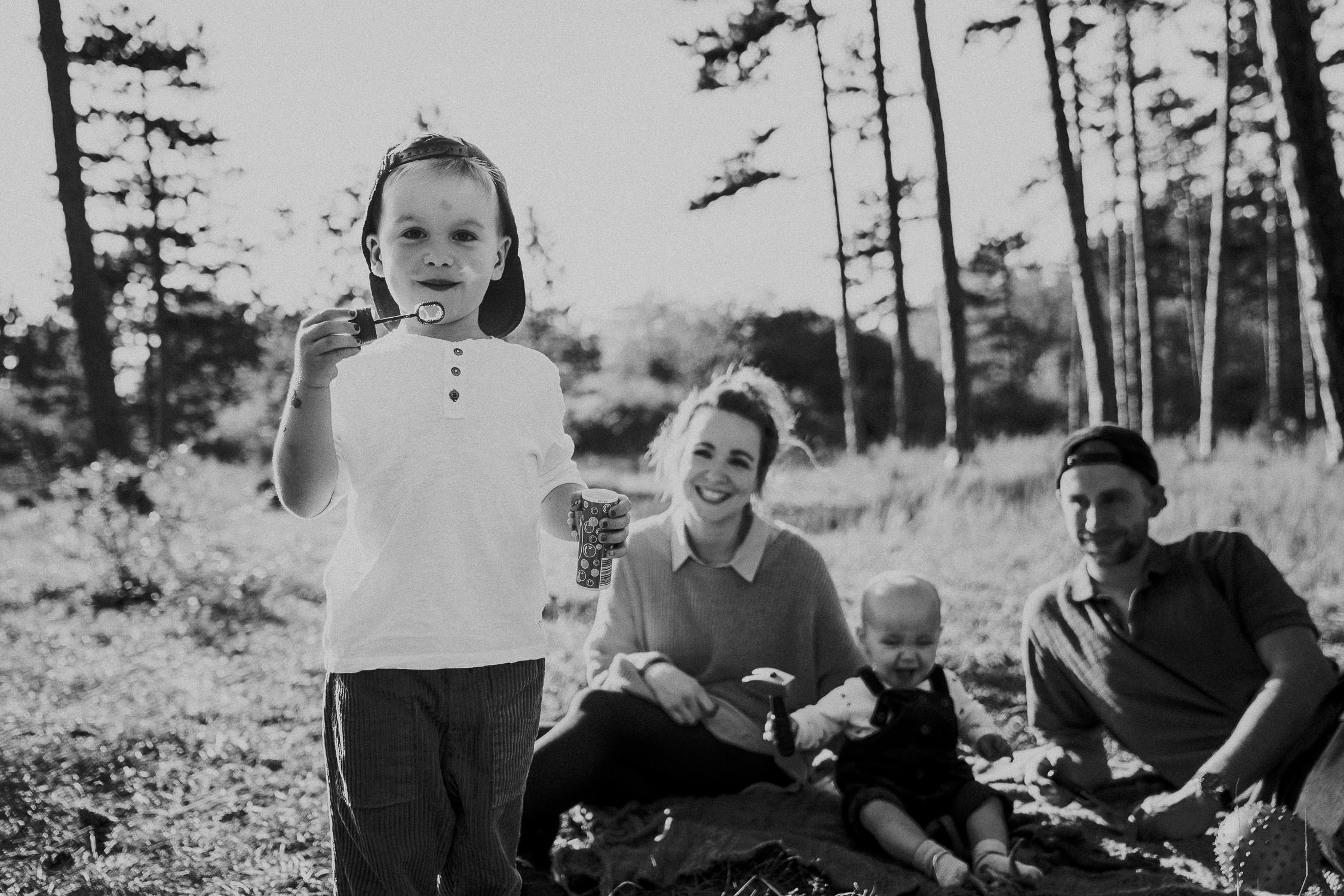 Familienfoto im Wald. Echt und ungestellt