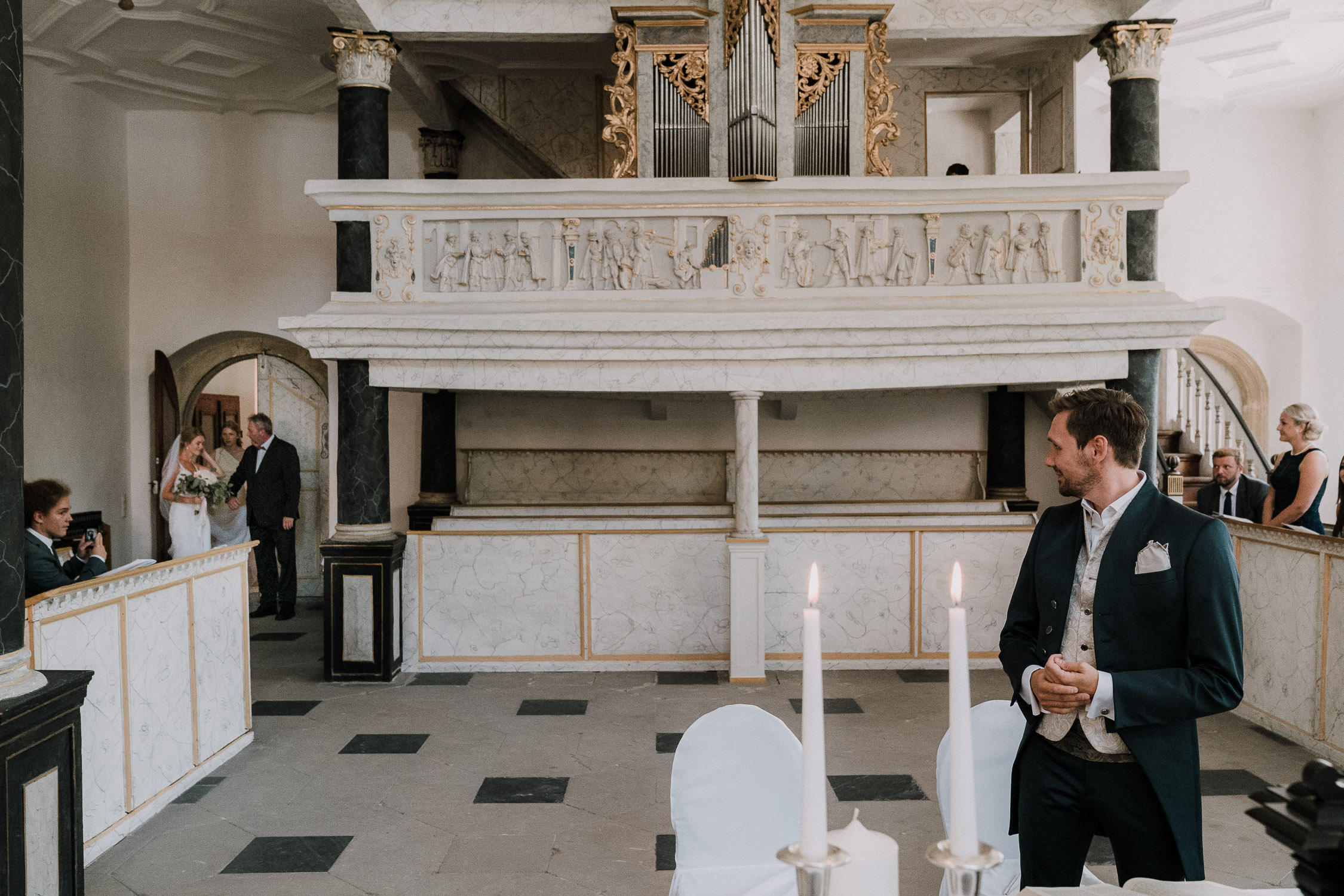 Der Hochzeitsfotograf Axel Link zeigt Bilder, die er als Fotograf auf einer Hochzeit im Schloss Weikersheim gemacht hat. Braut und Bräutigam mit Gäste bei der Trauung und Hochzeitsfeier.