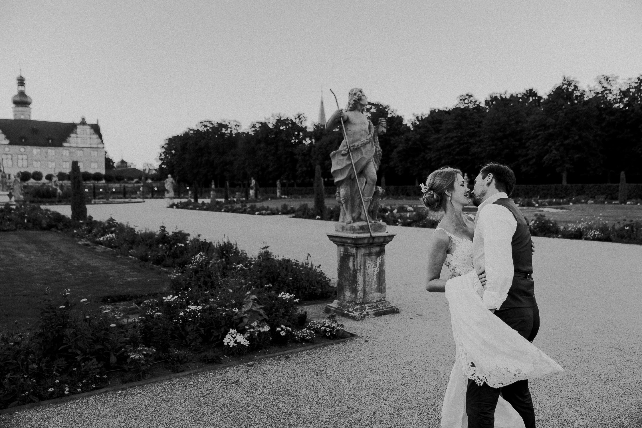 Der Hochzeitsfotograf Axel Link zeigt Bilder, die er als Fotograf auf einer Hochzeit im Schloss Weikersheim gemacht hat. Braut und Bräutigam mit Gäste bei der Trauung und Hochzeitsfeier.