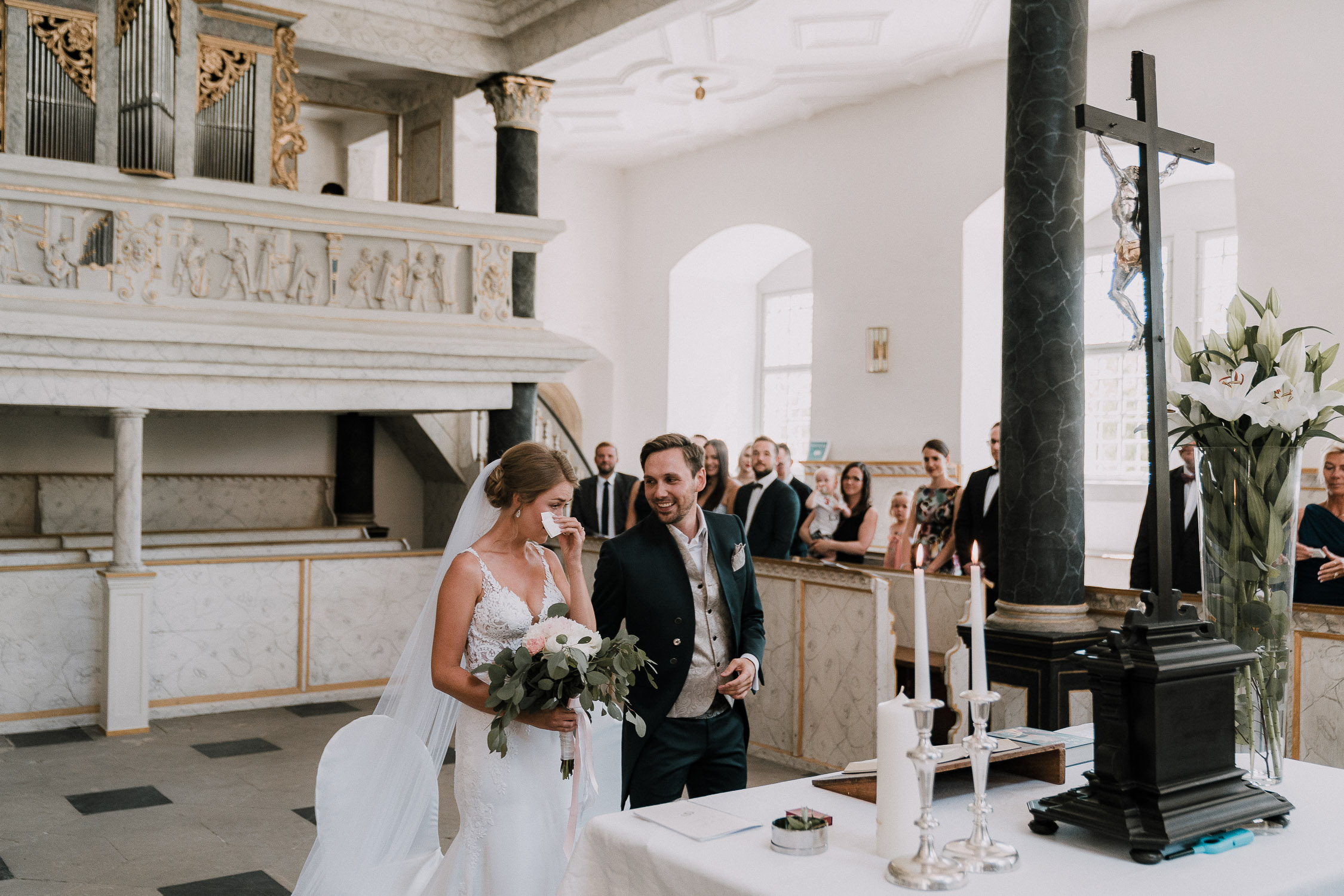 Der Hochzeitsfotograf Axel Link zeigt Bilder, die er als Fotograf auf einer Hochzeit im Schloss Weikersheim gemacht hat. Braut und Bräutigam mit Gäste bei der Trauung und Hochzeitsfeier.