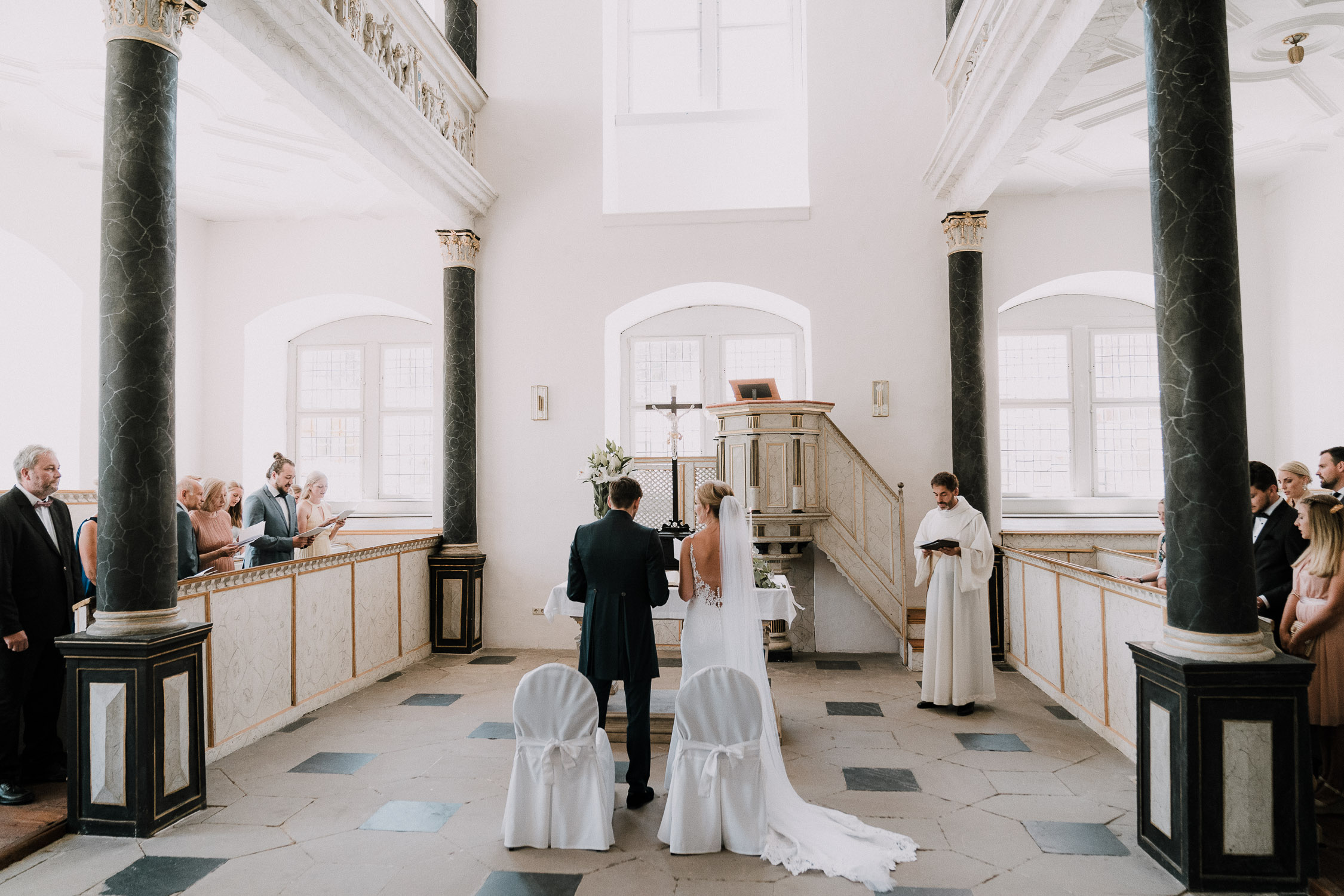 Der Hochzeitsfotograf Axel Link zeigt Bilder, die er als Fotograf auf einer Hochzeit im Schloss Weikersheim gemacht hat. Braut und Bräutigam mit Gäste bei der Trauung und Hochzeitsfeier.