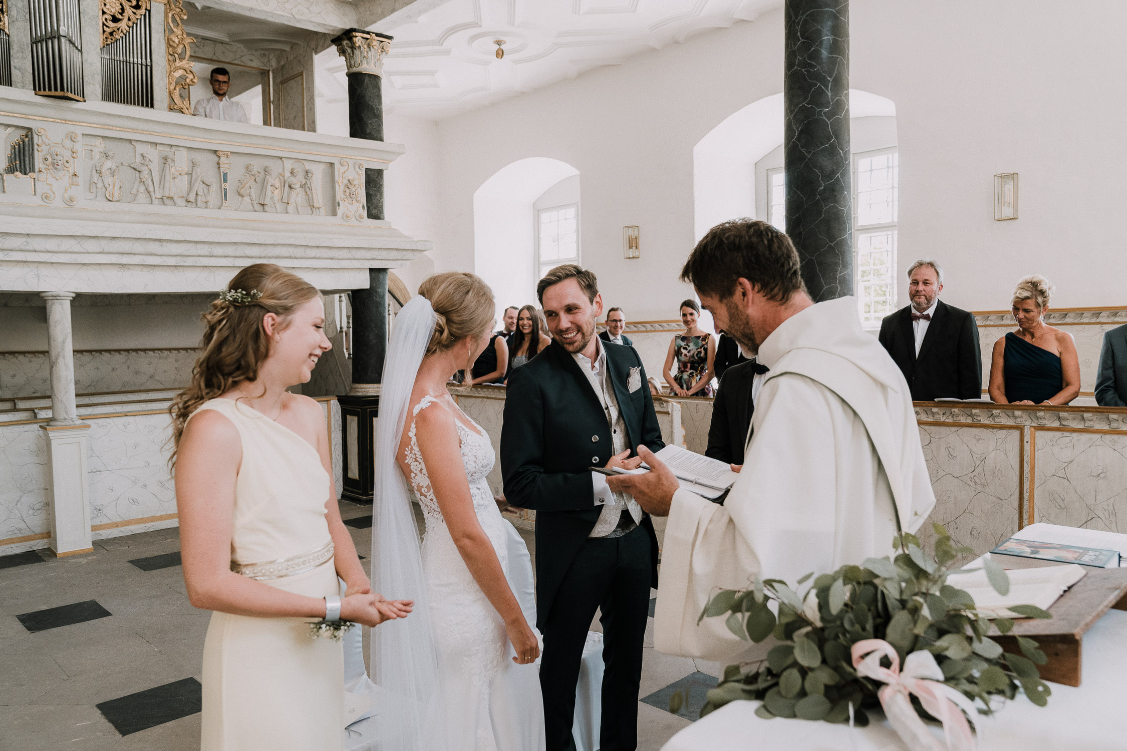 Der Hochzeitsfotograf Axel Link zeigt Bilder, die er als Fotograf auf einer Hochzeit im Schloss Weikersheim gemacht hat. Braut und Bräutigam mit Gäste bei der Trauung und Hochzeitsfeier.