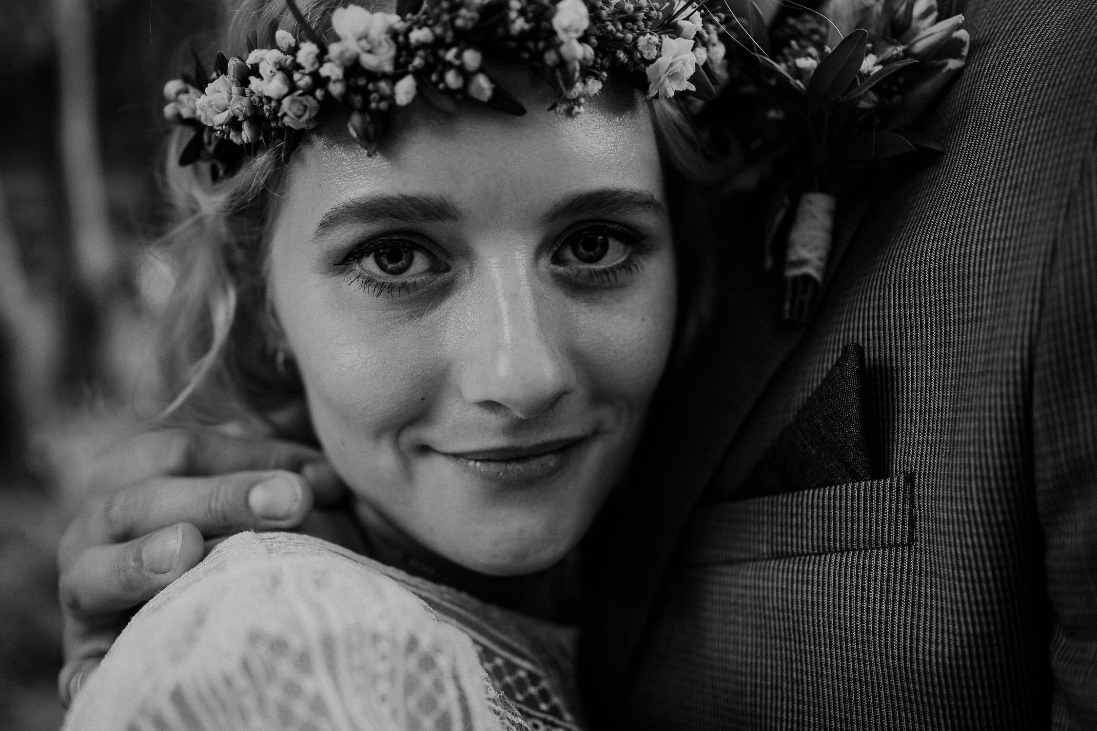 Portrait des Brautpaares in Schwarz Weiß. Fotografiert von Hochzeitsfotograf Axel Link. Die Braut schaut in die Kamera.