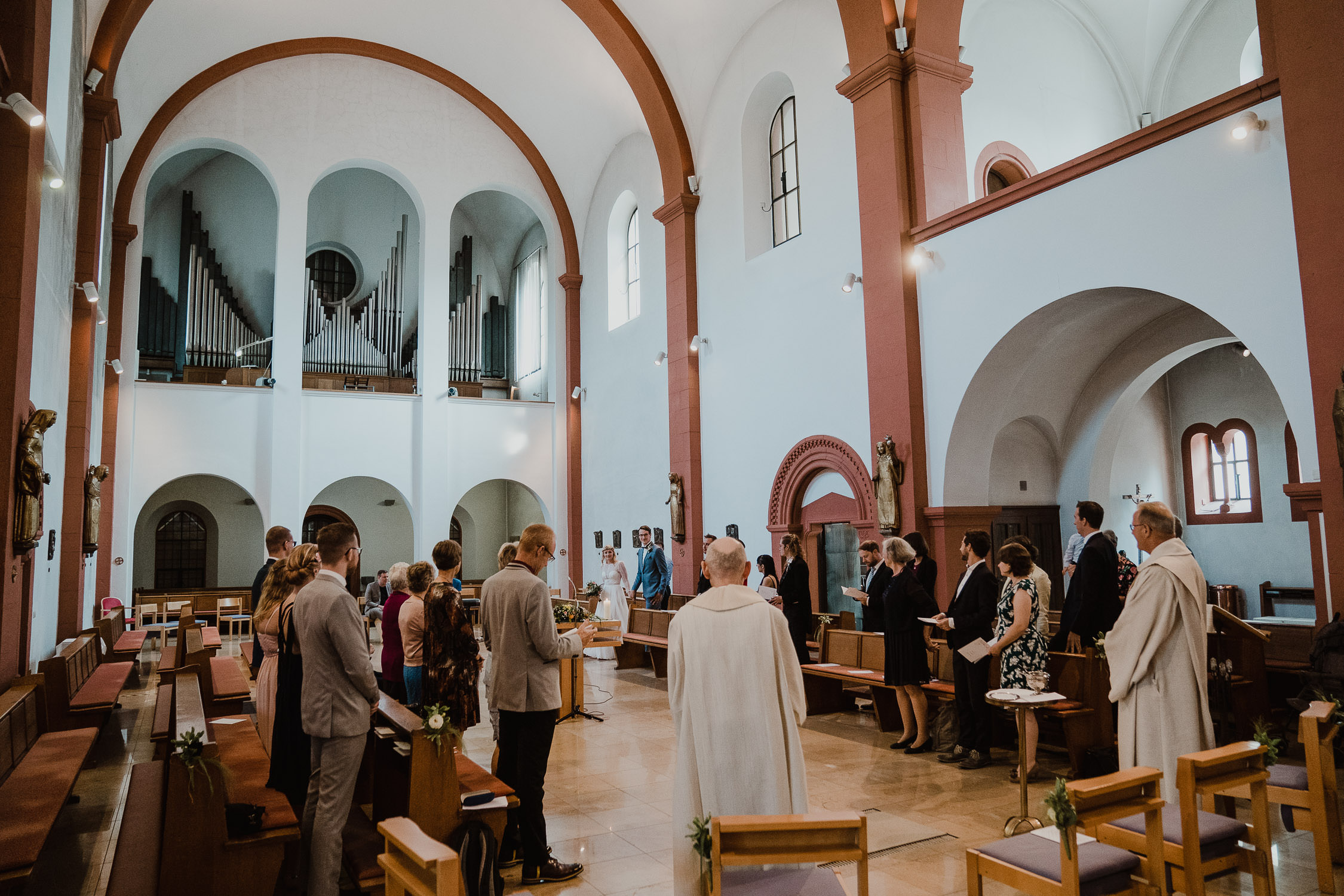 In der Mutterhauskirche Wuerzburg. Einzug des Brautpaares. Fotografiert von Hochzeitsfotograf Axel Link