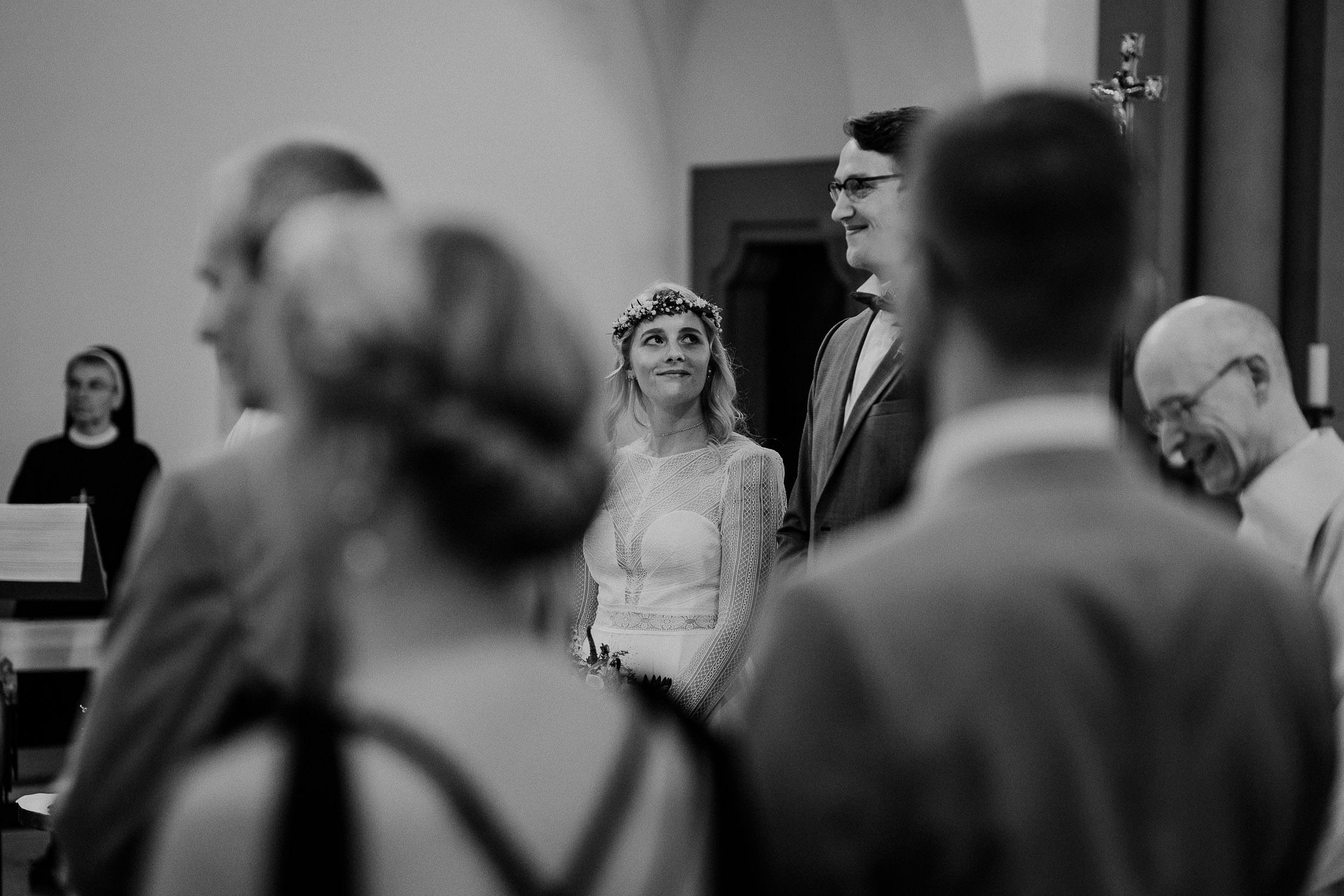 In der Mutterhauskirche Wuerzburg. Das Brautpaar während der Trauung. Fotografiert von Hochzeitsfotograf Axel Link
