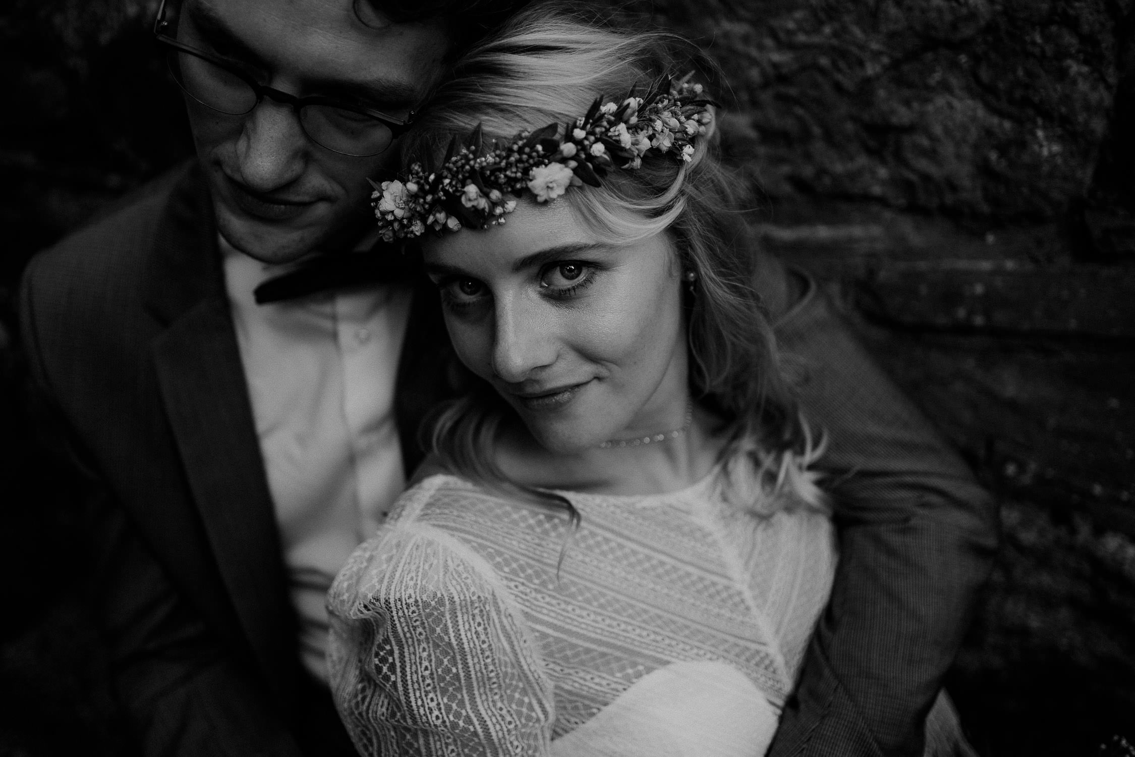 Portrait des Brautpaares in Schwarz Weiß. Fotografiert von Hochzeitsfotograf Axel Link