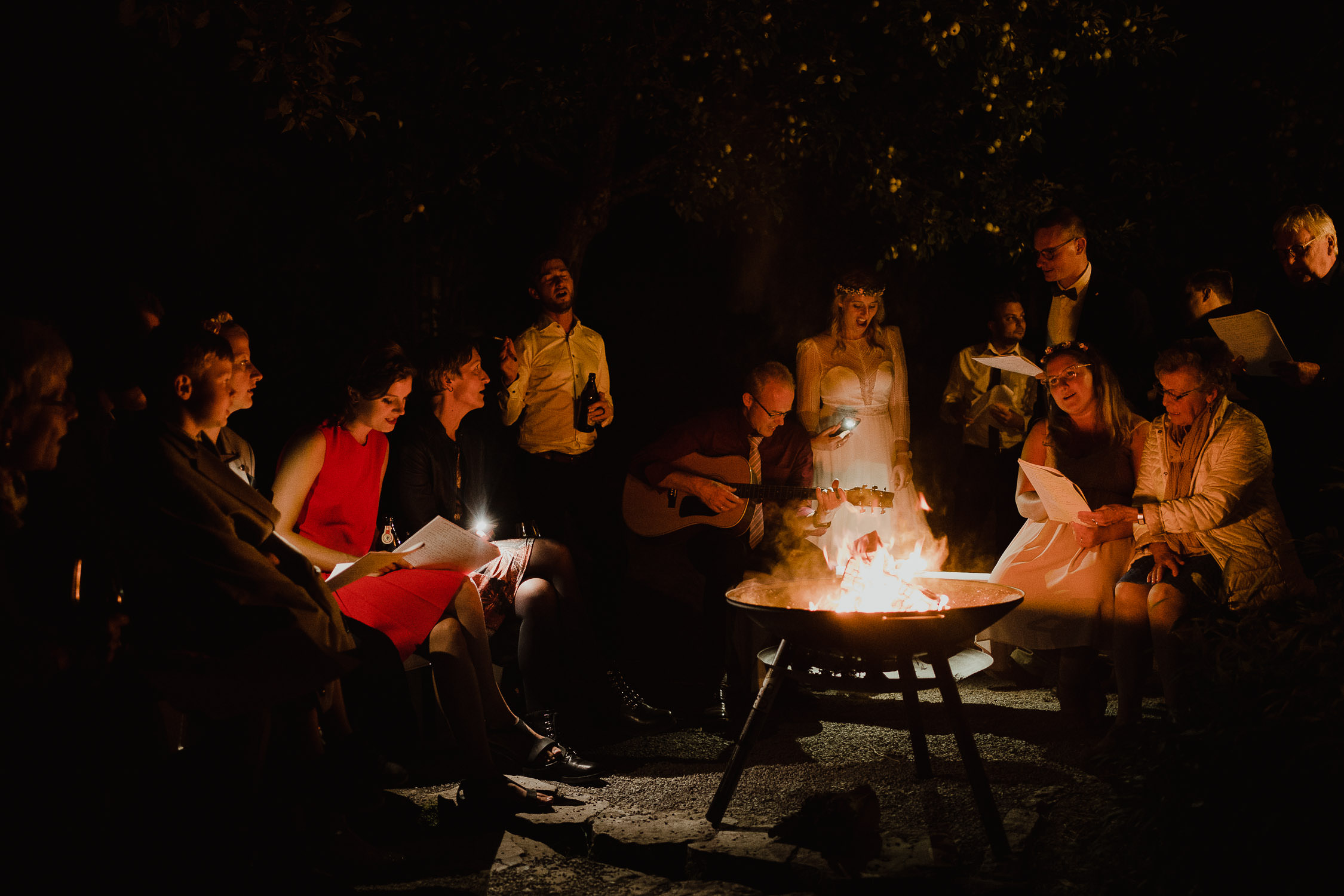 Lagerfeuer am Abend der Hochzeit. Fotografiert von Hochzeitsfotograf Axel Link