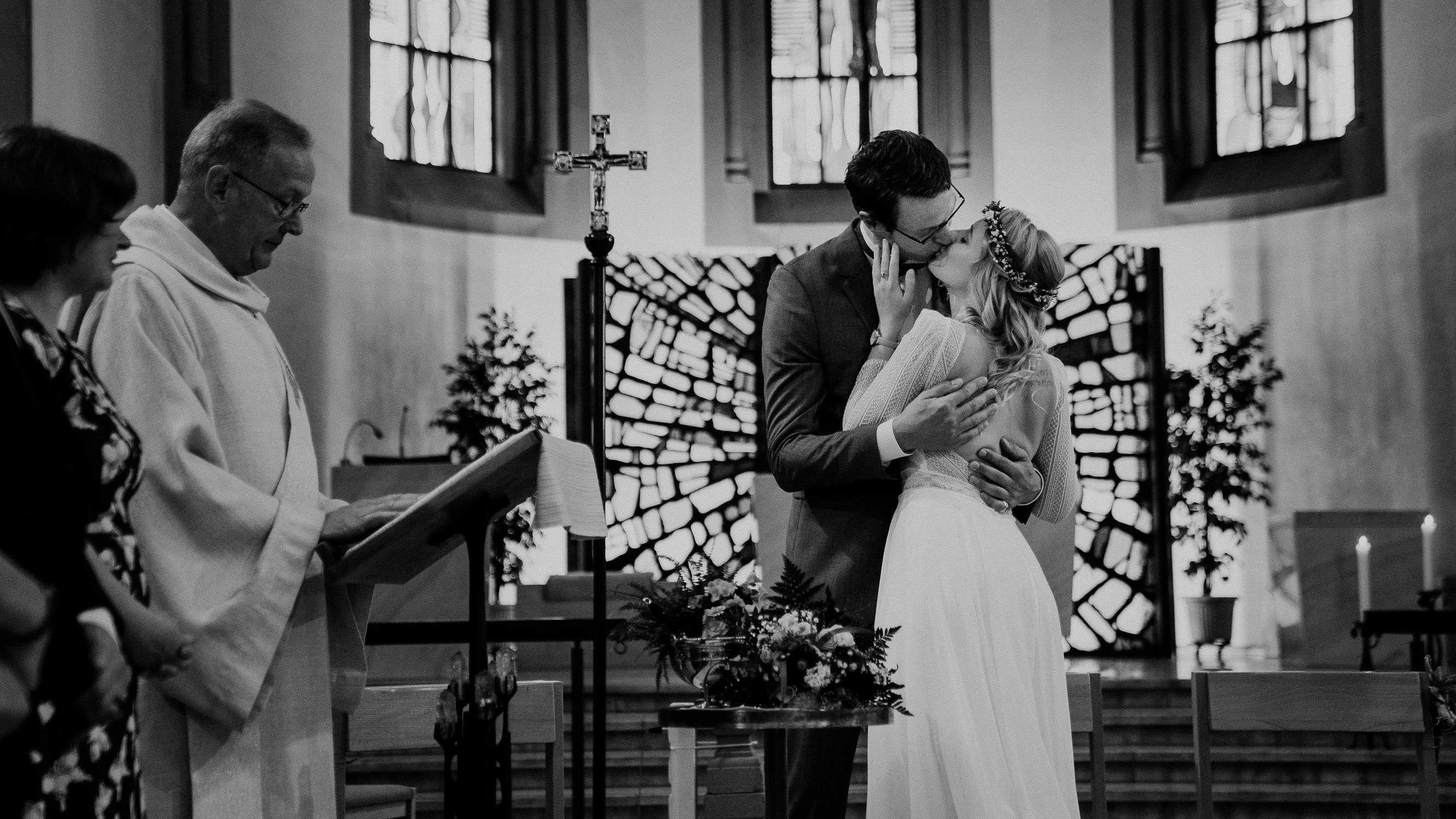 Erster Kuss in der Kirhce während der Trauung. Fotografiert von Hochzeitsfotograf Axel Link