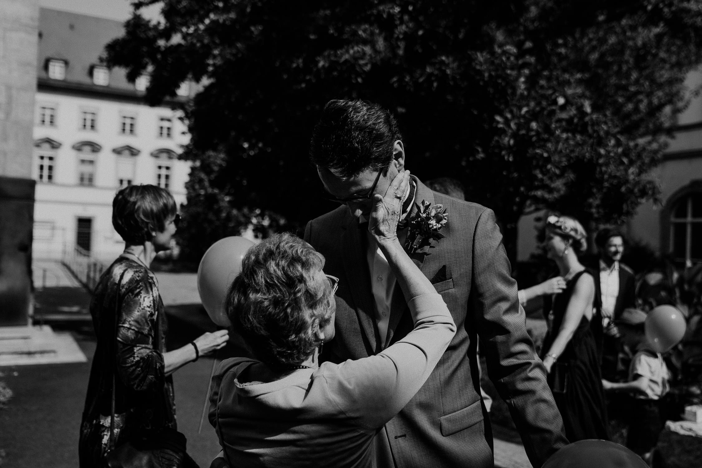 Gratulationen des Brautpaares nach der Hochzeit. Fotografiert von Hochzeitsfotograf Axel Link