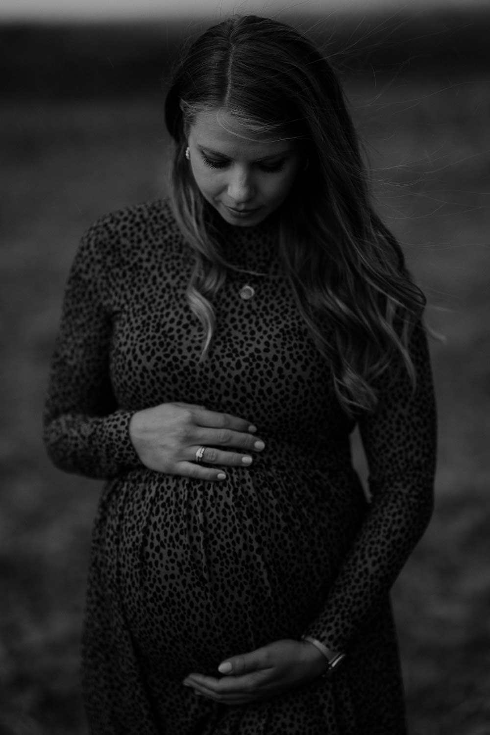 schwangere Frau mit Babybauch. Portrait in Schwarzweiß. Foto vom Hochzeitsfotogarf Axel Link aus Würzburg