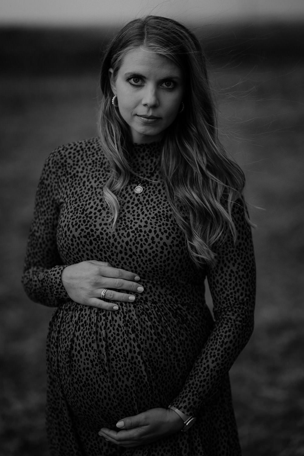 schwangere Frau mit Babybauch. Portrait in Schwarzweiß. Foto vom Hochzeitsfotogarf Axel Link aus Würzburg
