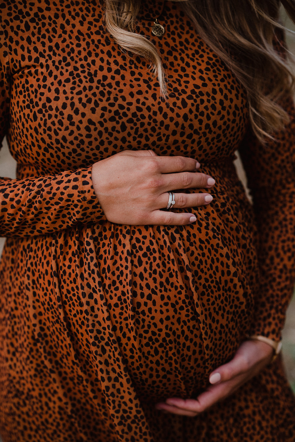 schwangere Frau mit Babybauch. Portrait in Farbe. Foto vom Hochzeitsfotogarf Axel Link aus Würzburg