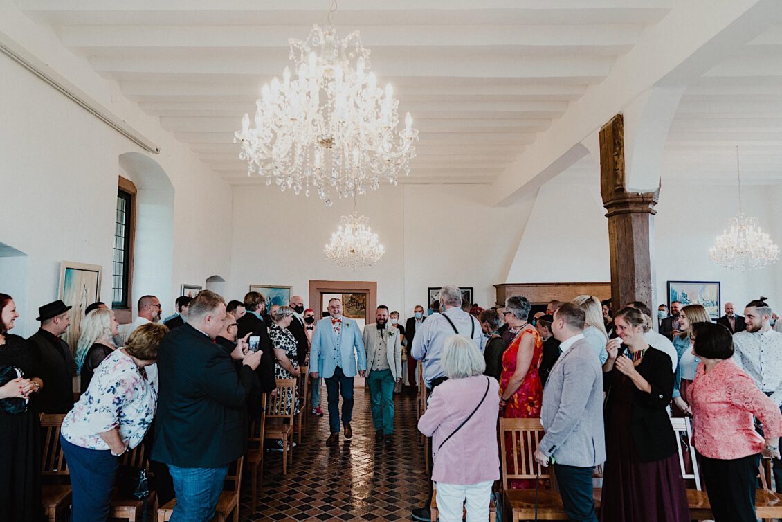 04_Hochzeitsfotograf-Wuerzburg-2_Einzug des Paares bei der Hochzeit in der Burg Konradsheim bei Ko?n. Hochzeitsbild vom Hochzeitsfotograf Axel Link
