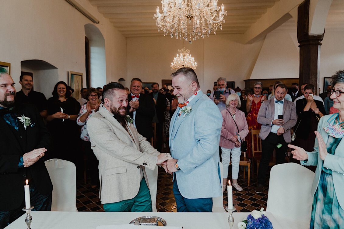 08_Hochzeitsfotograf-Wuerzburg-7_Wa?hrend der Trauung bei der Hochzeit in der Burg Konradsheim bei Ko?n. Hochzeitsbild vom Hochzeitsfotograf Axel Link