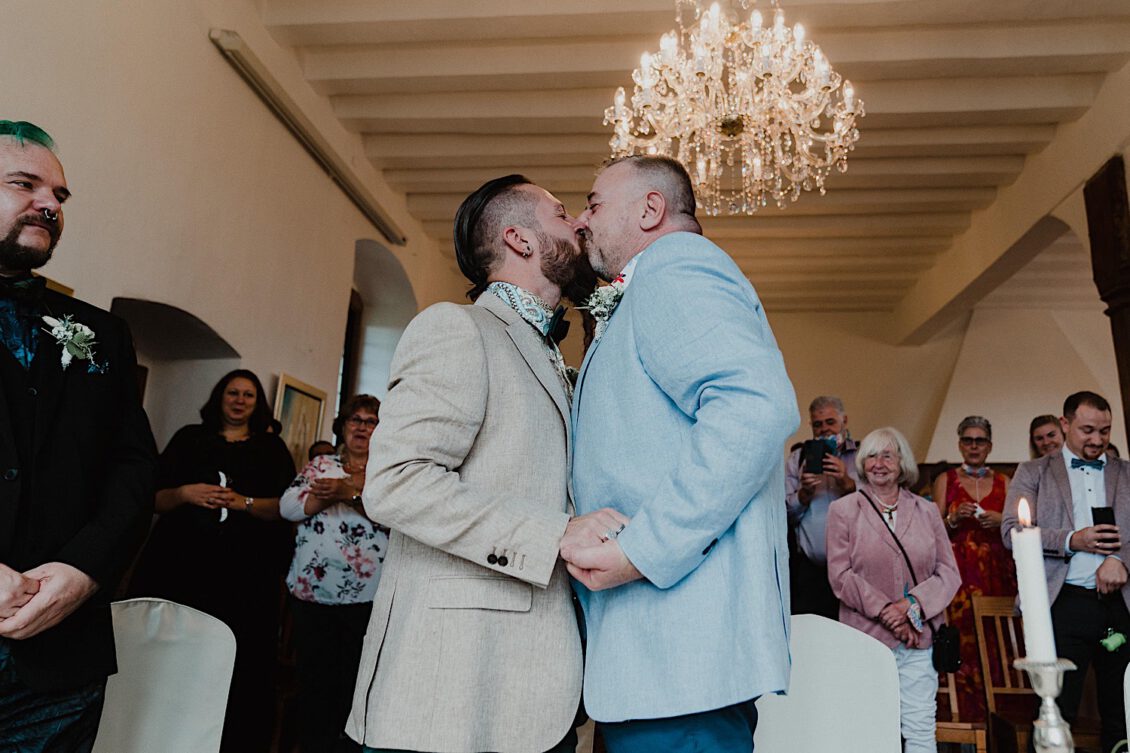 09_Hochzeitsfotograf-Wuerzburg-1-2_Wa?hrend der Trauung bei der Hochzeit in der Burg Konradsheim bei Ko?n. Hochzeitsbild vom Hochzeitsfotograf Axel Link