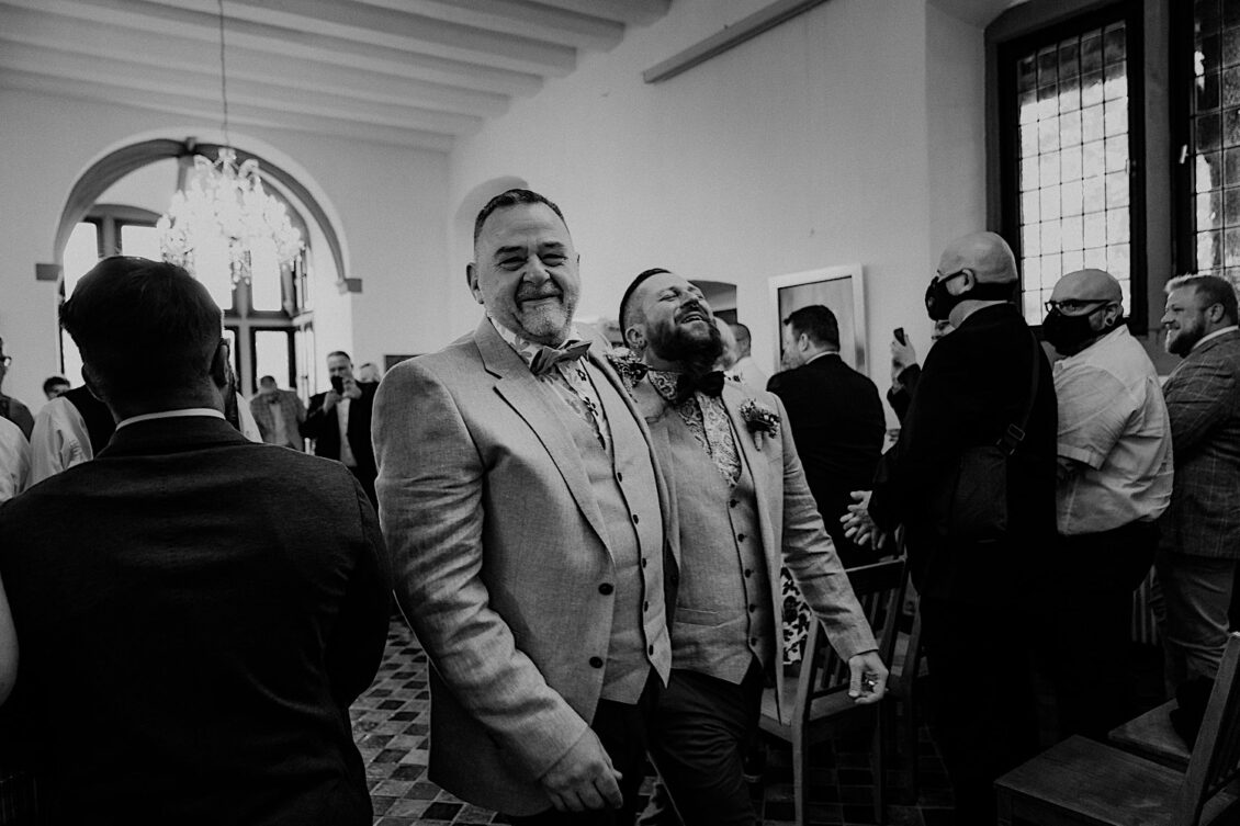 11_Hochzeitsfotograf-Wuerzburg-10_Auszug nach der Trauung bei der Hochzeit in der Burg Konradsheim bei Ko?n. Hochzeitsbild vom Hochzeitsfotograf Axel Link