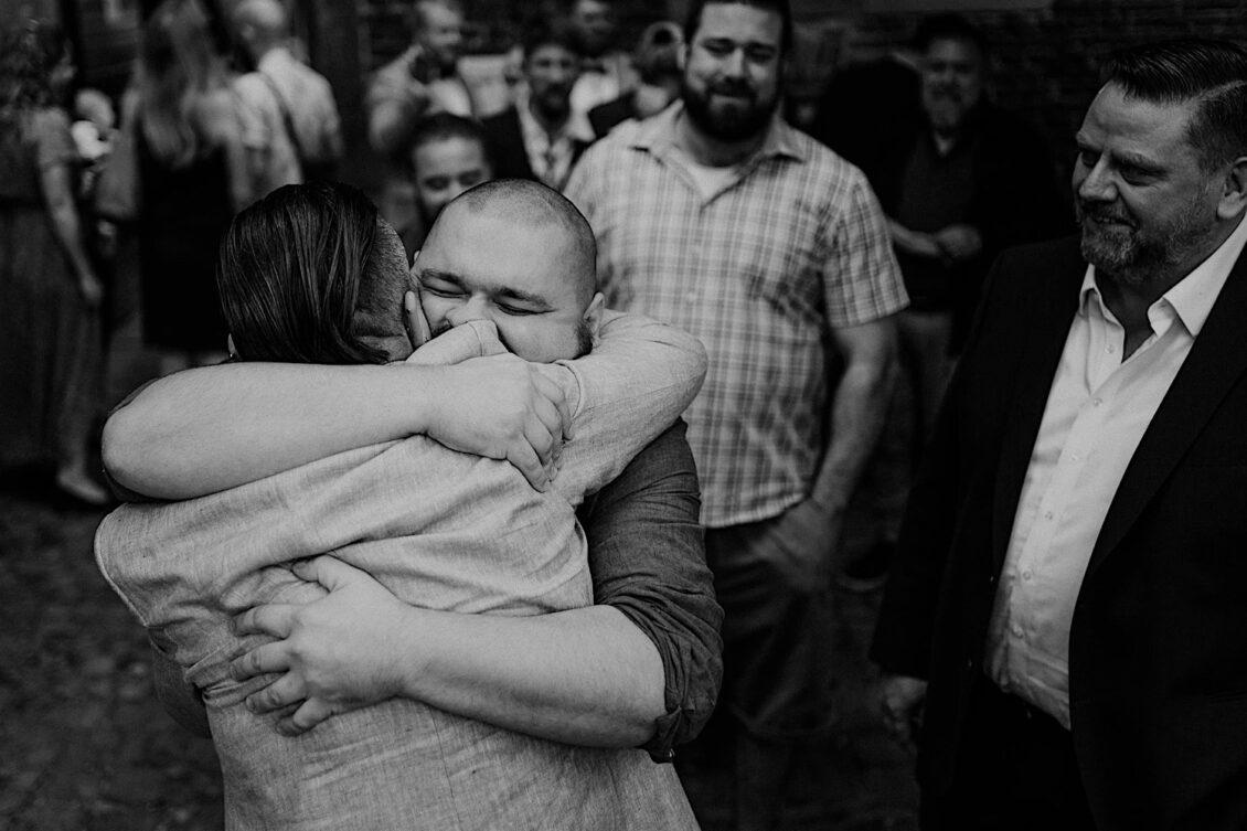 13_Hochzeitsfotograf-Wuerzburg-12_Ga?ste gratulieren dem Hochzeitspaar nach der Trauung bei der schwulen Hochzeit in der Burg Konradsheim bei Ko?n. Hochzeitsbild vom Hochzeitsfotograf Axel Link